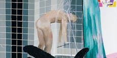 Hockney blickt in Wien hinter den Duschvorhang