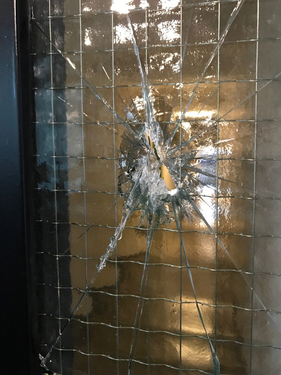 Der 24-Jährige soll bei der Auseinandersetzung mit einem Messer diese Glastür ruiniert haben.