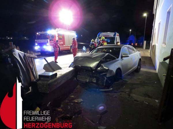 Der völlig demolierte Unfallwagen.