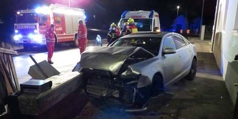 Der völlig demolierte Unfallwagen.