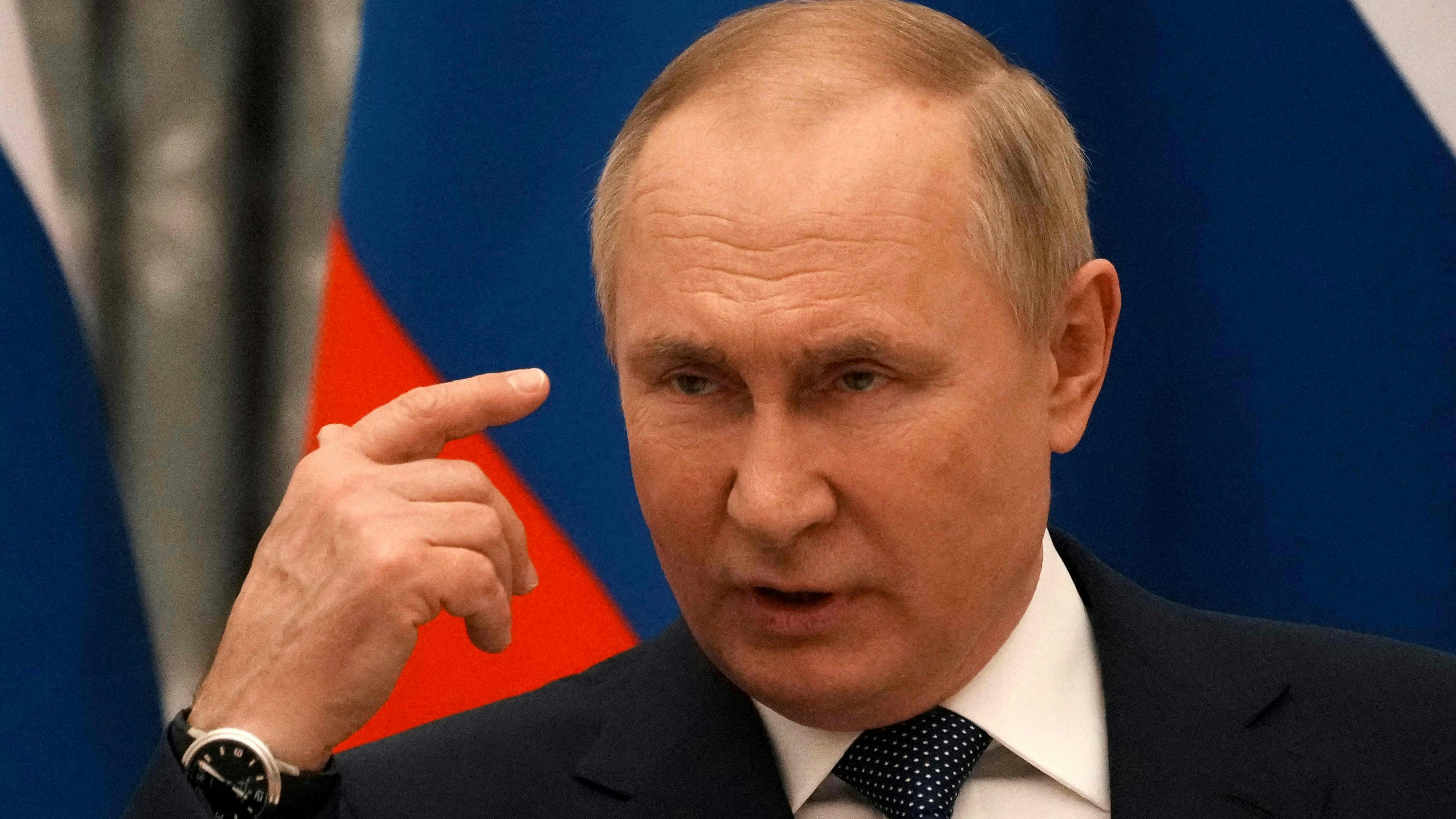 Download von www.picturedesk.com am 08.02.2022 (16:29).  Russian President Vladimir Putin gestures during a joint press conference with French President after their meeting in Moscow, on February 7, 2022. - International efforts to defuse the standoff over Ukraine intensified with French President holding talks in Moscow and German Chancellor in Washington to coordinate policies as fears of a Russian invasion mount. (Photo by Thibault Camus / POOL / AFP) - 20220207_PD17081 - Rechteinfo: Rights Managed (RM) Nur für redaktionelle Nutzung! Werbliche Nutzung erfordert Freigabe: bitte schicken Sie uns eine Anfrage.