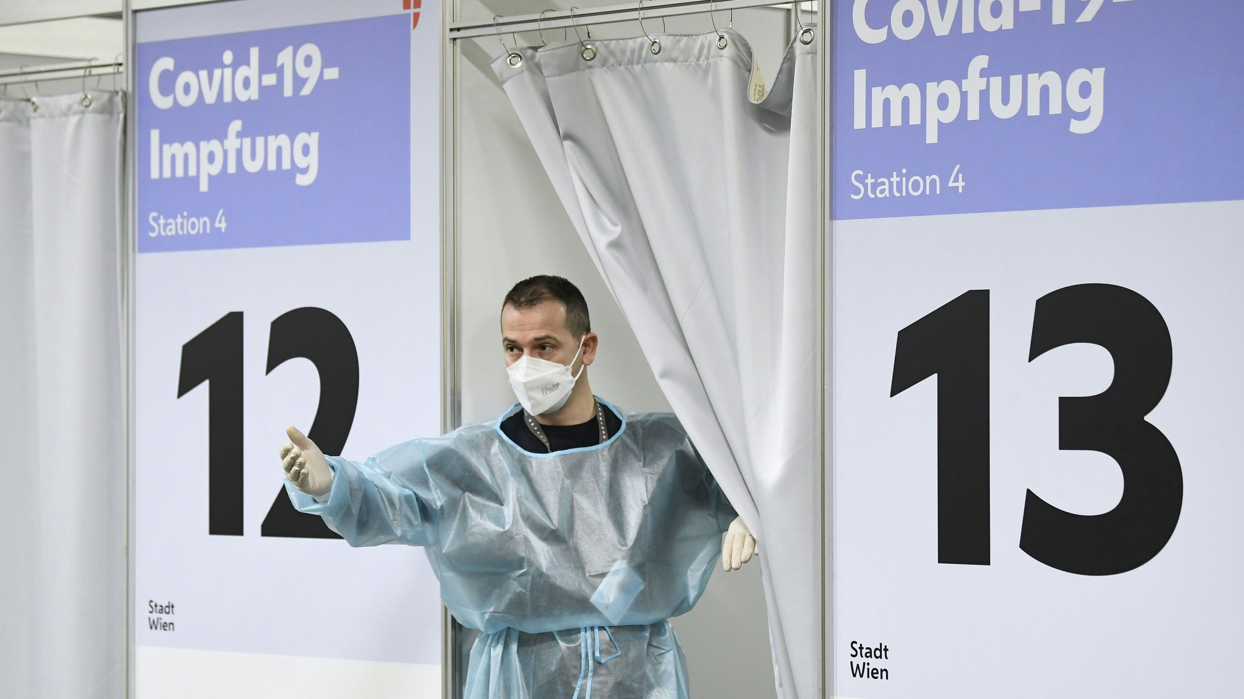 Download von www.picturedesk.com am 08.02.2022 (10:46).  ABD0071_20210303 - WIEN - ÖSTERREICH: Ein Arzt vor einer Corona-Impfkoje am Mittwoch, 3. März 2021, im Austria Center Vienna. Heute war der Impfstart für Lehrer und Kindergartenpersonal in Wien. - FOTO: APA/ROBERT JAEGER - 20210303_PD1983 - Rechteinfo: Rights Managed (RM)