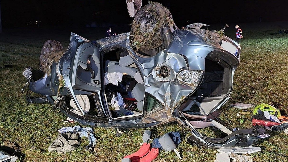 Erst nach 200 Metern kam der Wagen in einem Feld zum Liegen.
