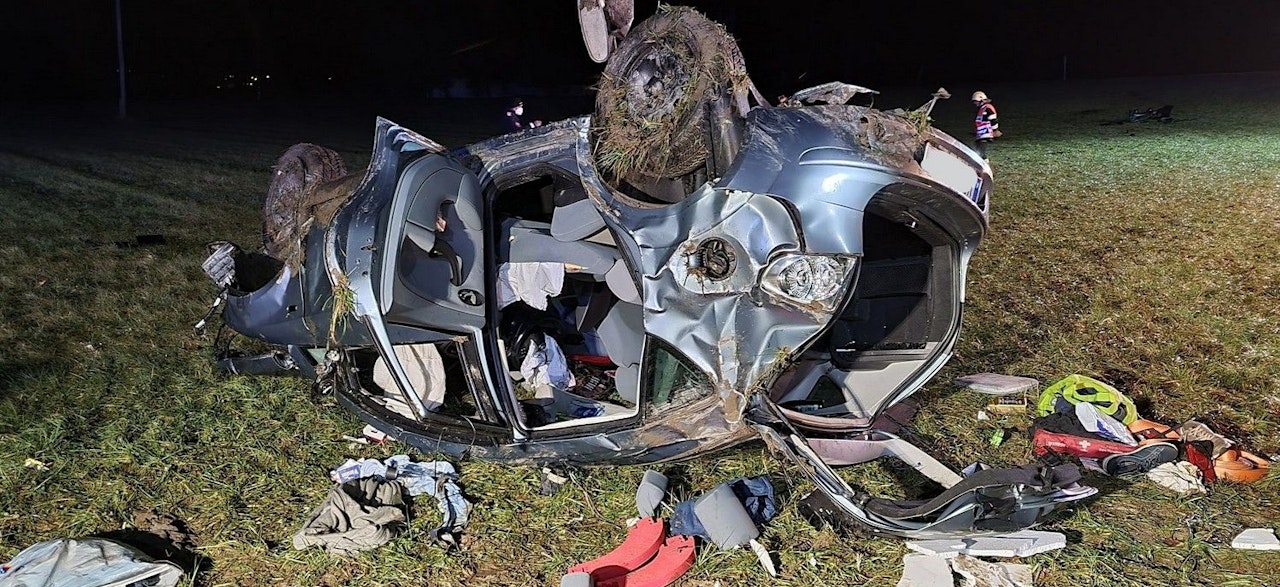 Heute.at - Auto überschlägt sich mehrfach, Lenker kam lebend raus