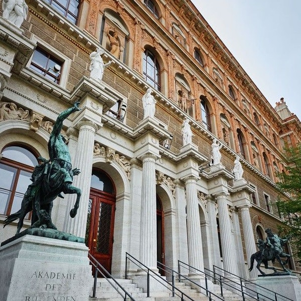 Die Ausstellung "Muslim* Contemporary" war im November 2021 an der Akademie der bildenden Künste Wien zu sehen.