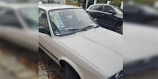 BMW-Oldtimer düst mit Vignetten-Sammlung durch Hietzing