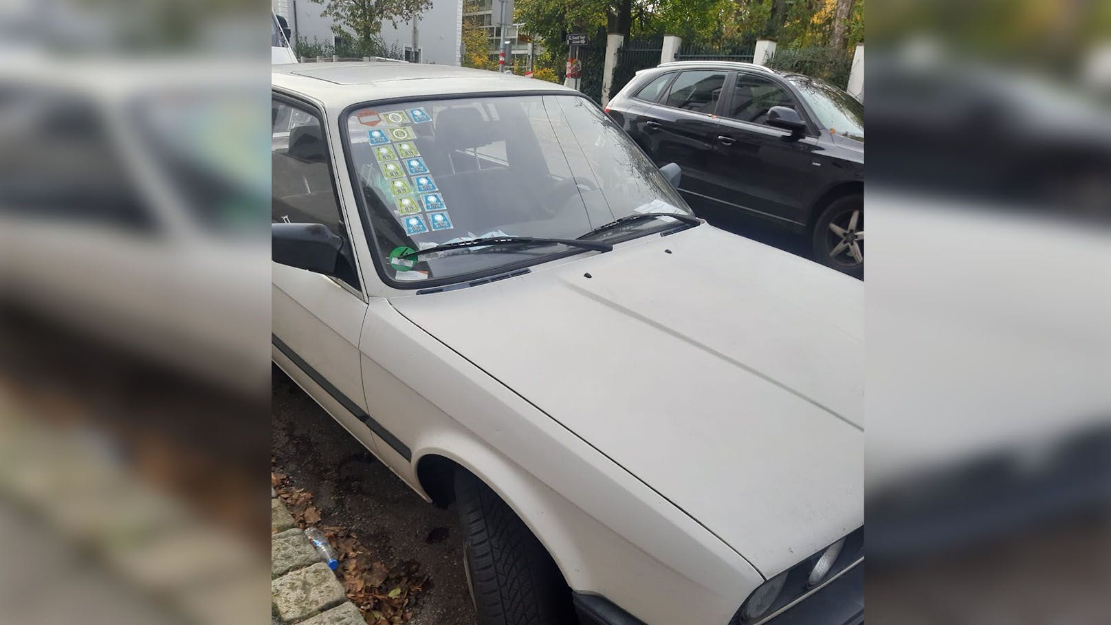 BMW-Oldtimer düst mit Vignetten-Sammlung durch Hietzing