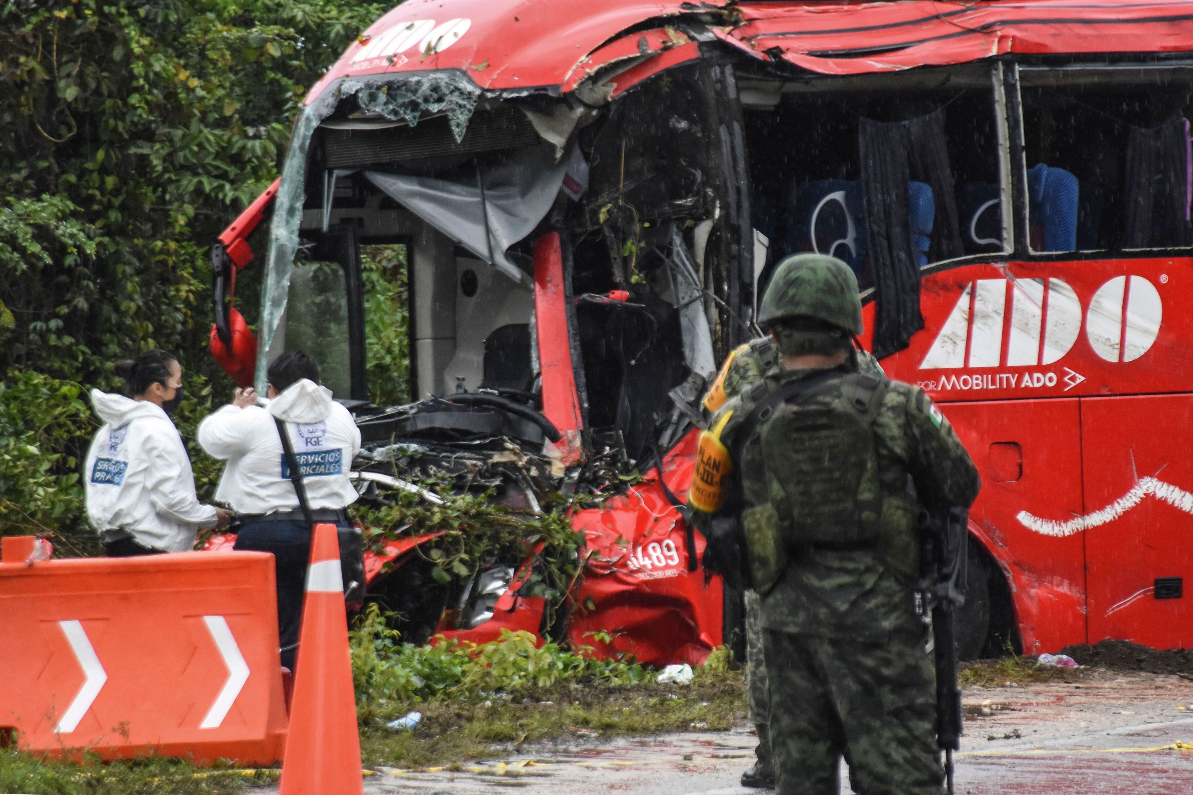 Download von www.picturedesk.com am 08.02.2022 (08:46).  A mexican soldier an forensic personnel are seen at the scene of a bus accident that left at least 8 people dead in El Tintal, in Lazaro Cardenas municipality, Quintana Roo state, Mexico, on February 6, 2022. - At least 8 people were killed and 15 others injured in a bus accident on a highway near the popular Mexican Caribbean resort of Cancun, a destination frequented by international tourists. (Photo by Elizabeth RUIZ / AFP) - 20220206_PD19239 - Rechteinfo: Rights Managed (RM) Nur für redaktionelle Nutzung! Werbliche Nutzung erfordert Freigabe: bitte schicken Sie uns eine Anfrage.