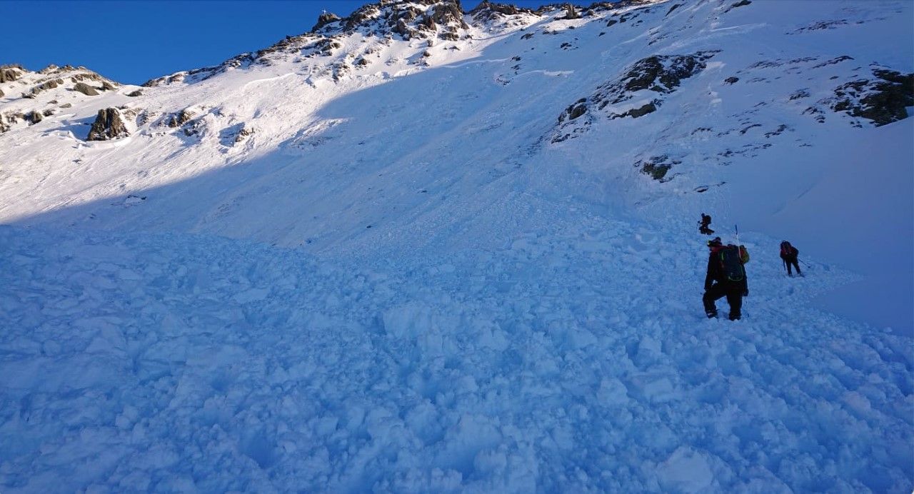 Am Marchkopf in fügenberg ging am Dienstag (08.02.2022) eine Lawine nieder. Ein 25-Jähriger konnte mit Verletzungen unbestimmten Grades gerettet werden. 