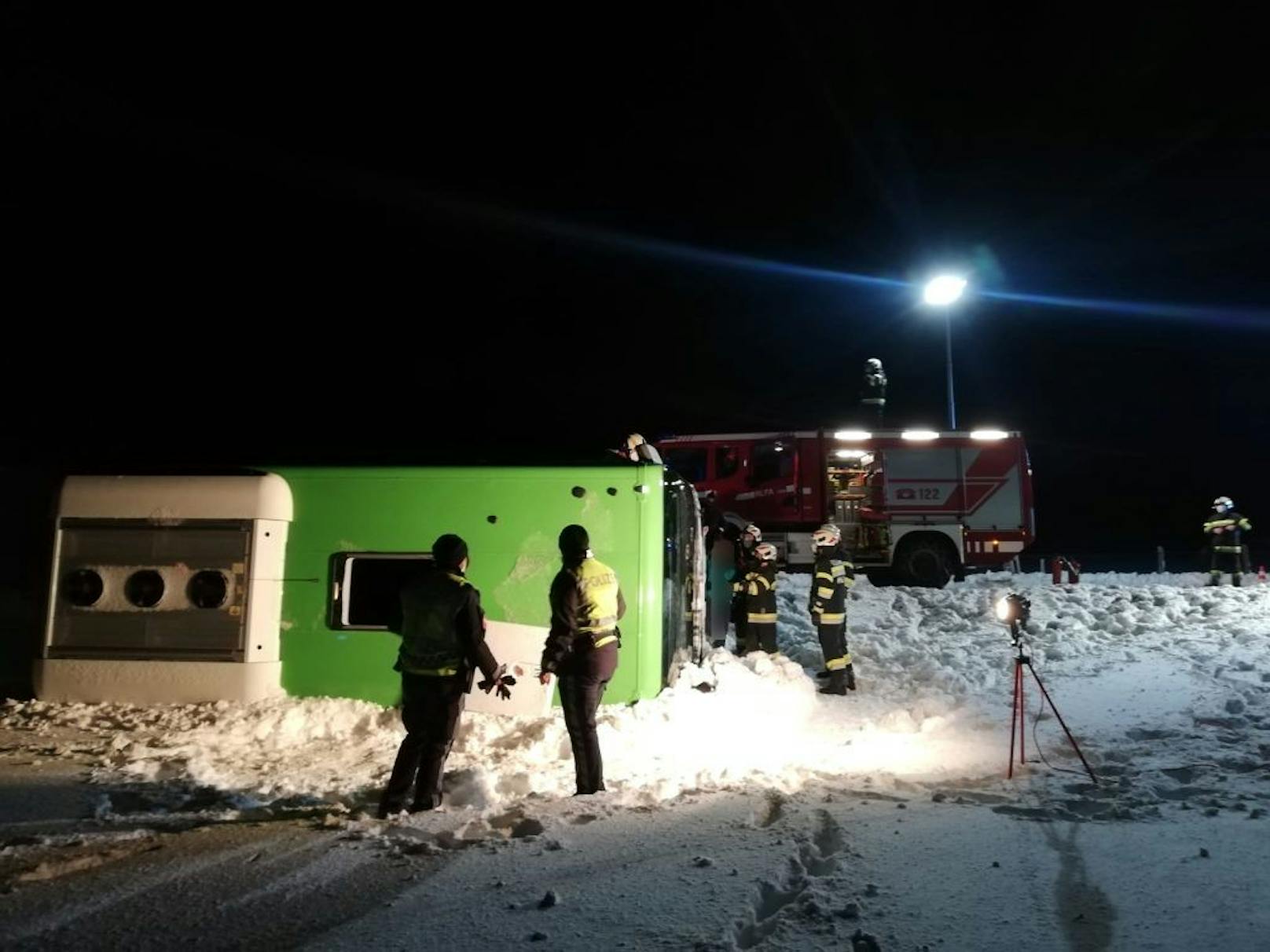 Eine orkanartige Windböe fegte am 7. Februar 2022 bei Admont einen Linienbus der ÖBB von der Straße.