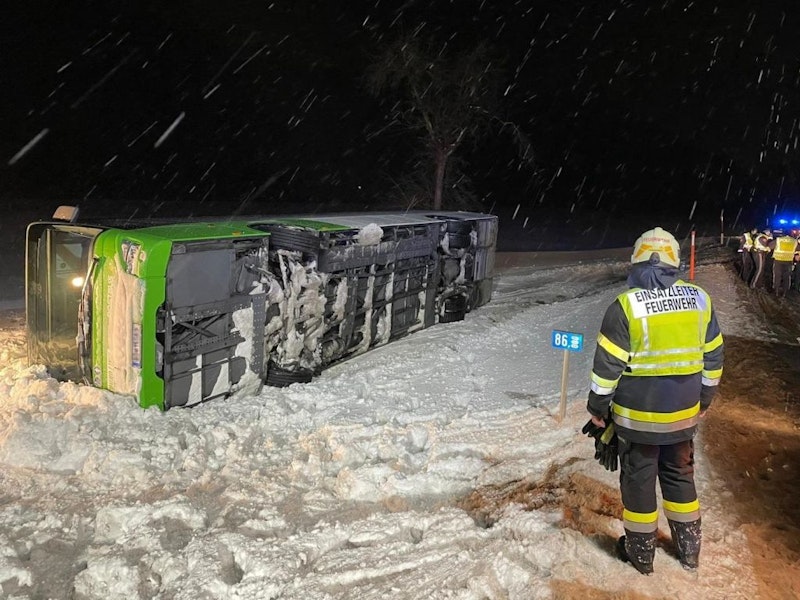 Eine orkanartige Windböe fegte am 7. Februar 2022 bei Admont einen Linienbus der ÖBB von der Straße.