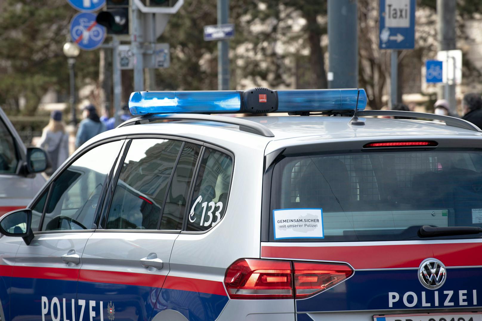 Wiener Polizei im Einsatz. Im Bild: Mehrere Fahrzeuge der Wiener Polizei befinden sich im Einsatz. (Symbolbild)