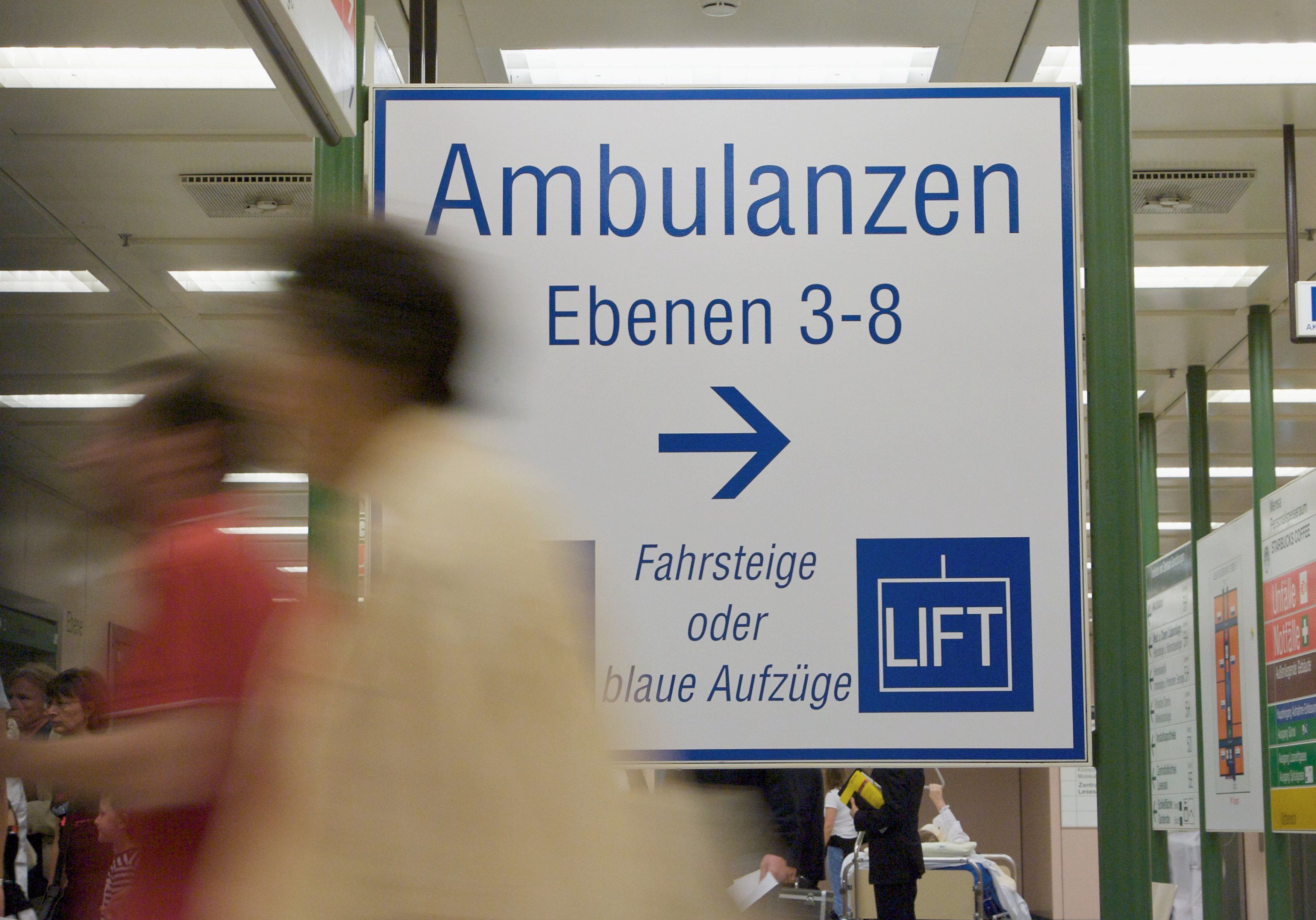 Download von www.picturedesk.com am 08.02.2022 (13:27).  Wien, AKH, Allgemeines Krankenhaus Ambulanz, Schild; - 20080616_PD5158 - Rechteinfo: Rights Managed (RM)