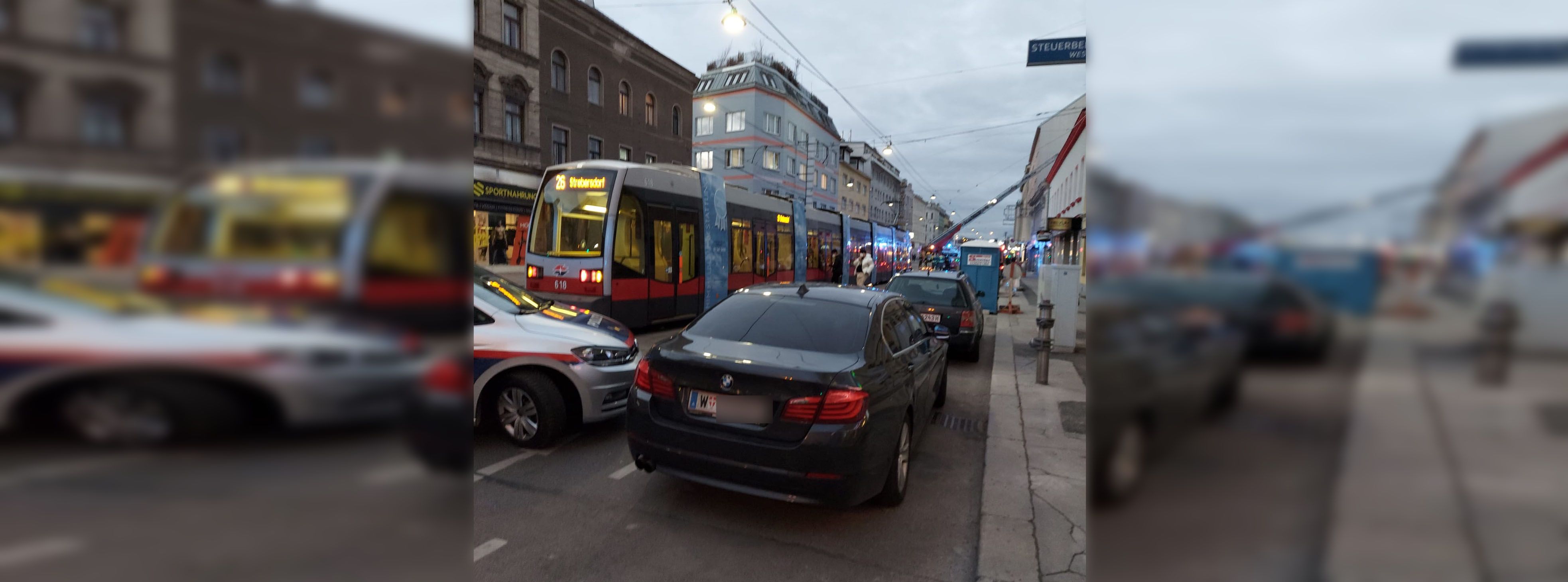 Die Feuerwehr ist mit einer Drehleiter im Einsatz.