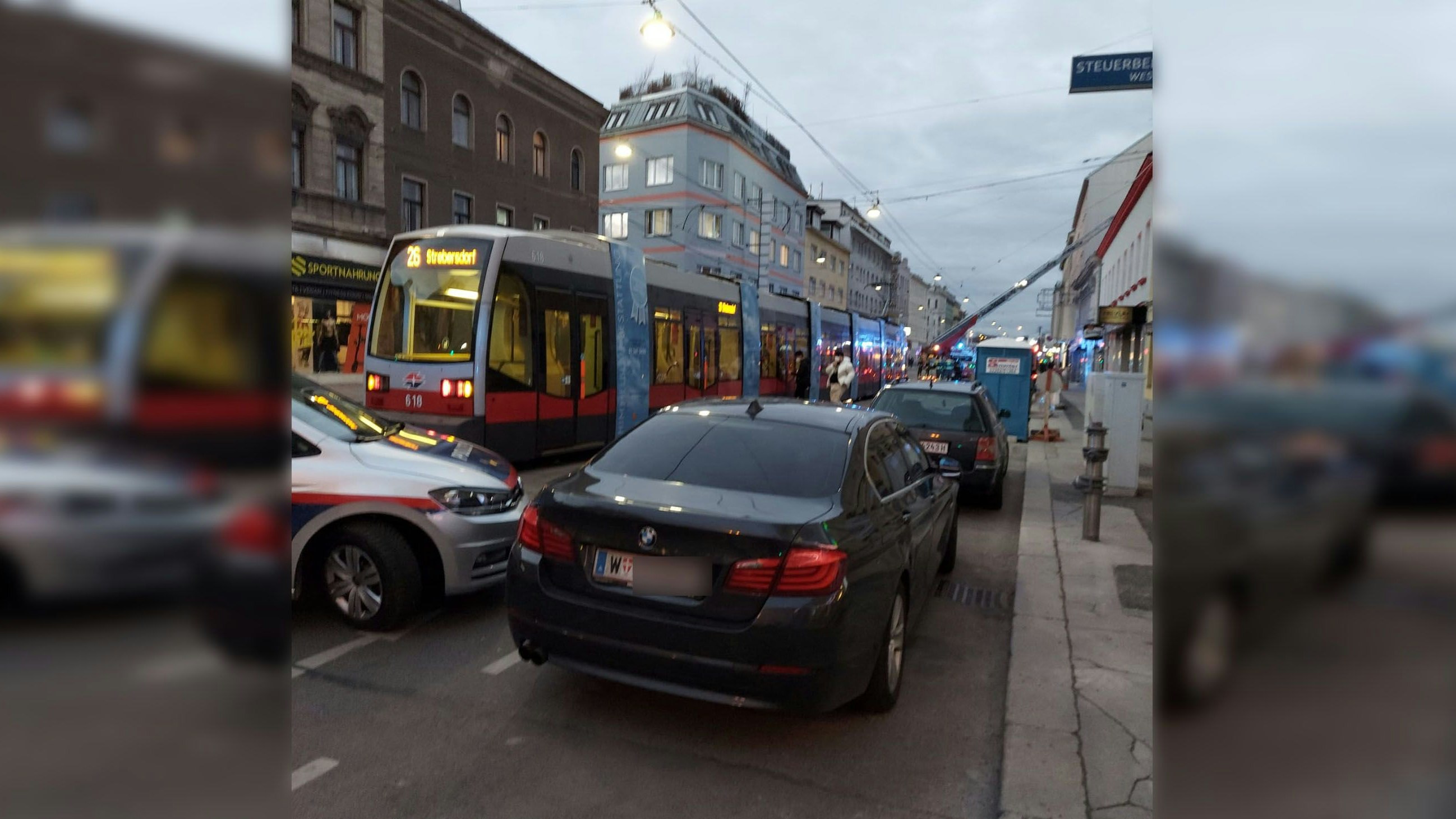 Die Feuerwehr ist mit einer Drehleiter im Einsatz.
