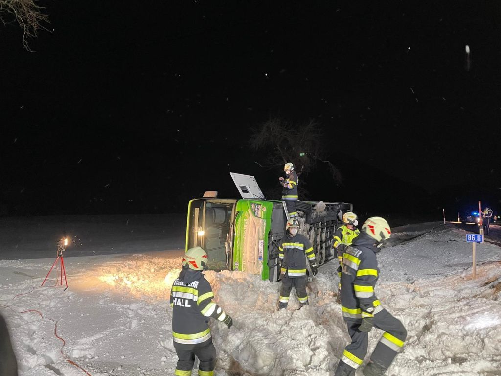 Eine orkanartige Windböe fegte am 7. Februar 2022 bei Admont einen Linienbus der ÖBB von der Straße.