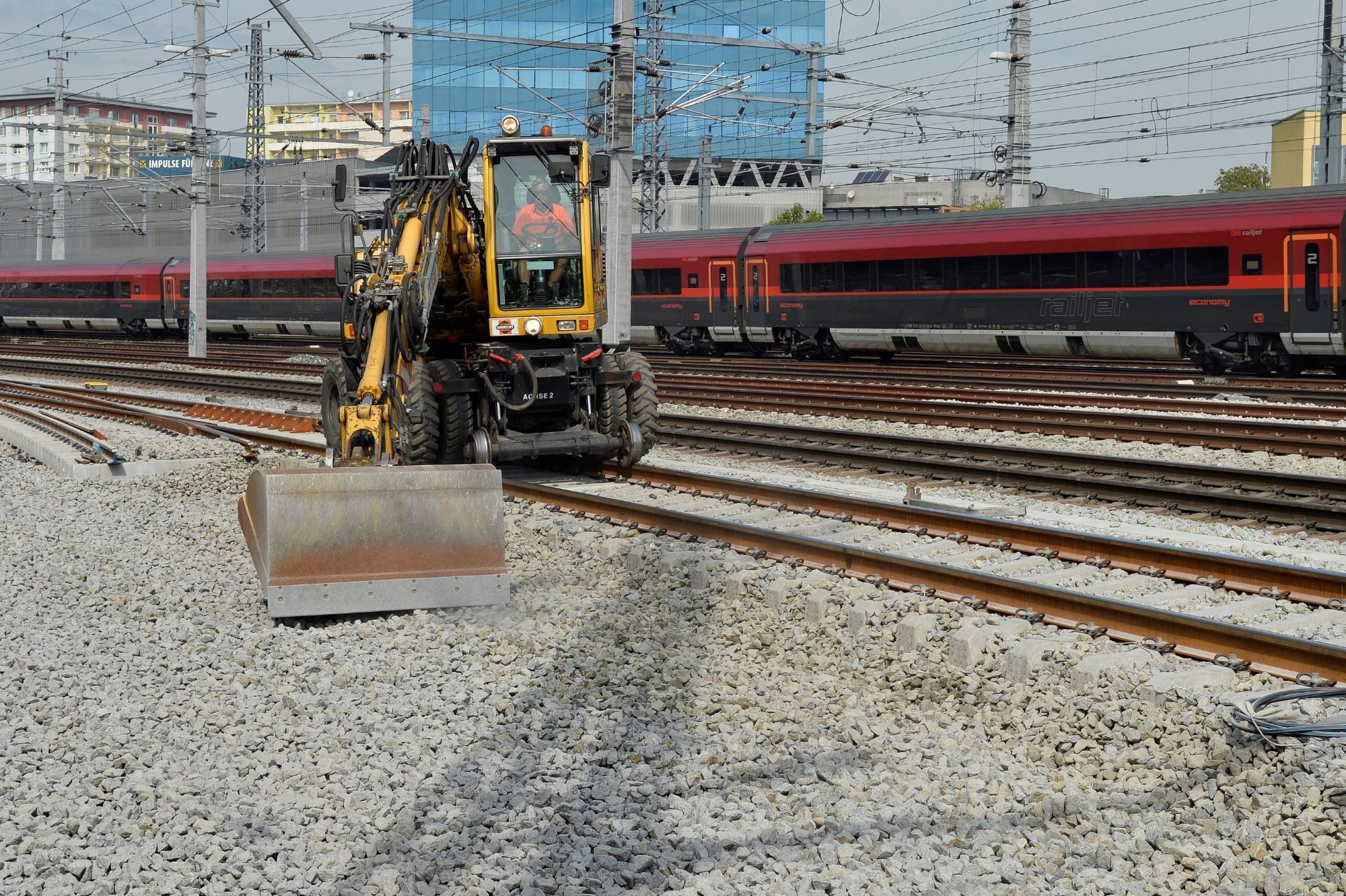Ein Großteil der Österreicher muss sich heuer auf Behinderungen im Bahnverkehr einstellen.