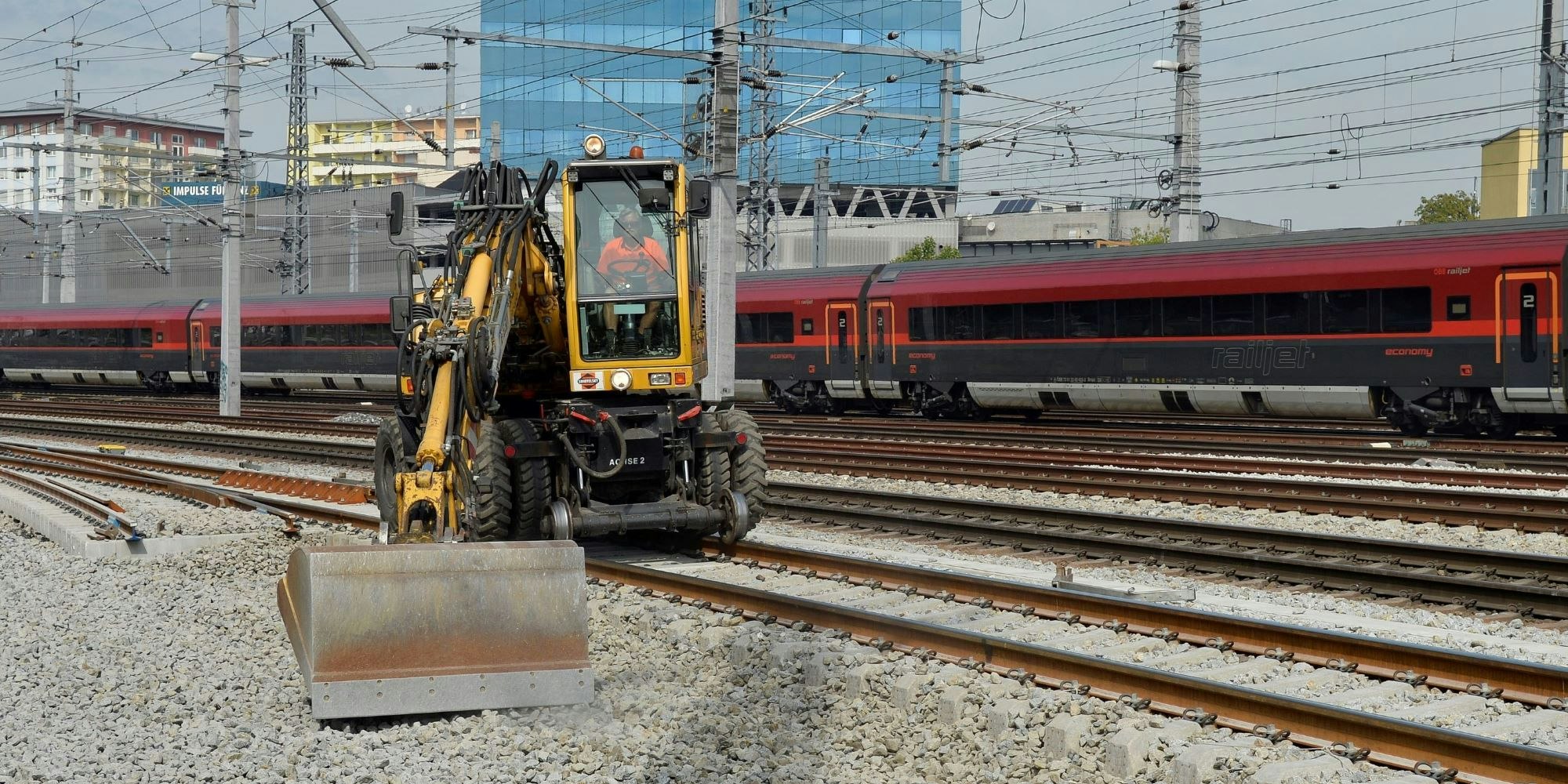 Ein Großteil der Österreicher muss sich heuer auf Behinderungen im Bahnverkehr einstellen.