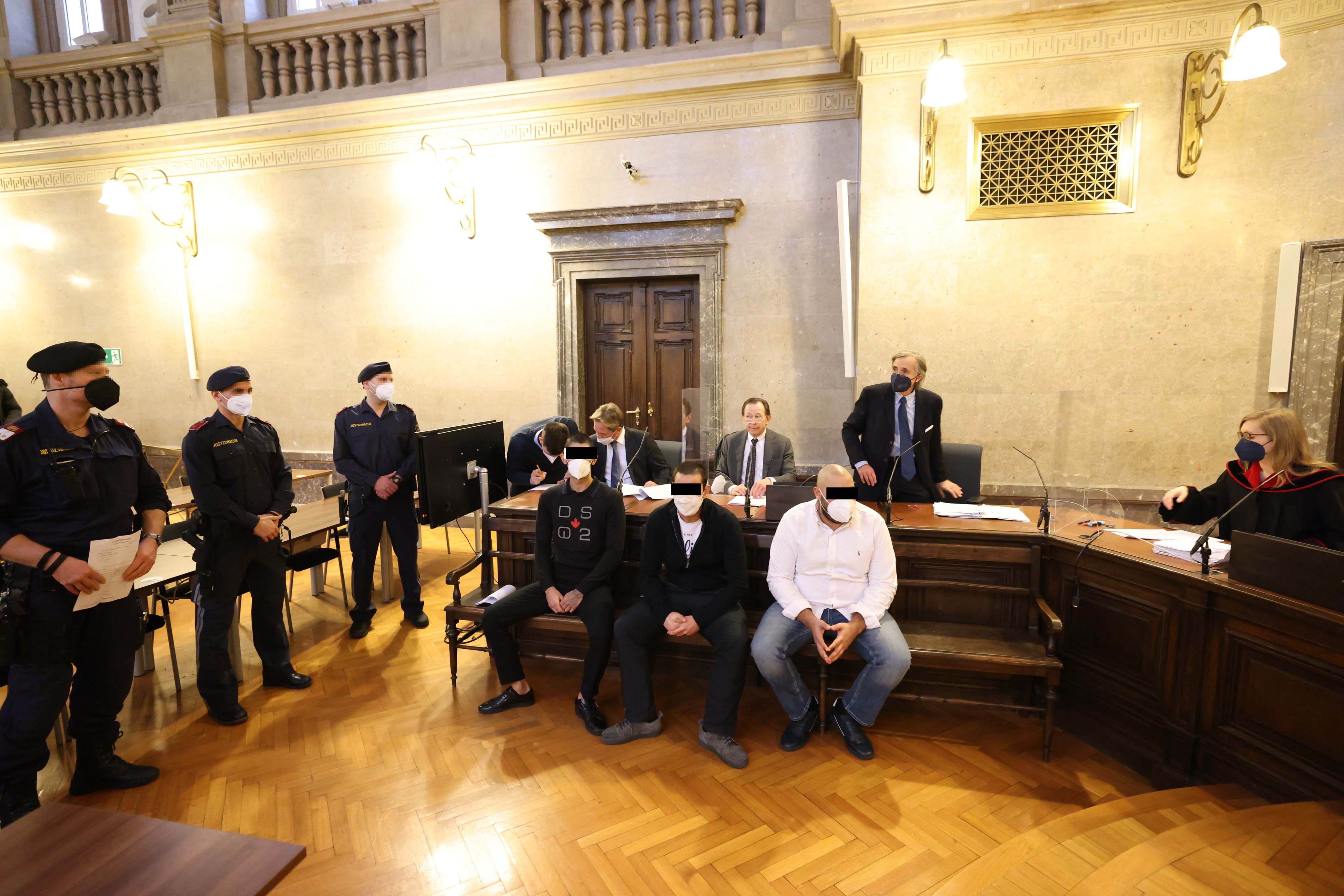 Die angeklagten AKH-Angestellten im Gerichtssaal mit ihren Anwälten (hinten)