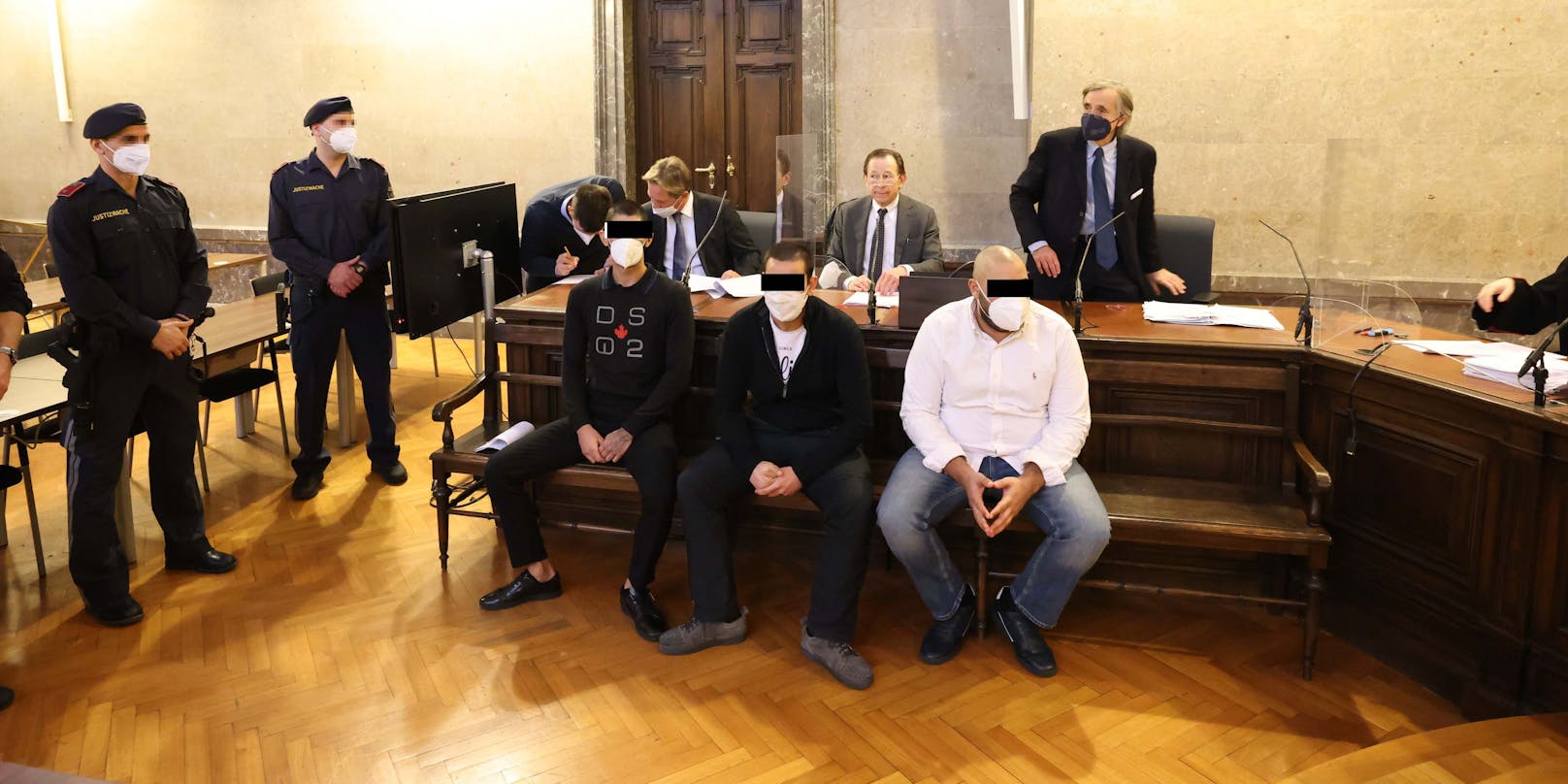 Die angeklagten AKH-Angestellten im Gerichtssaal mit ihren Anwälten (hinten)