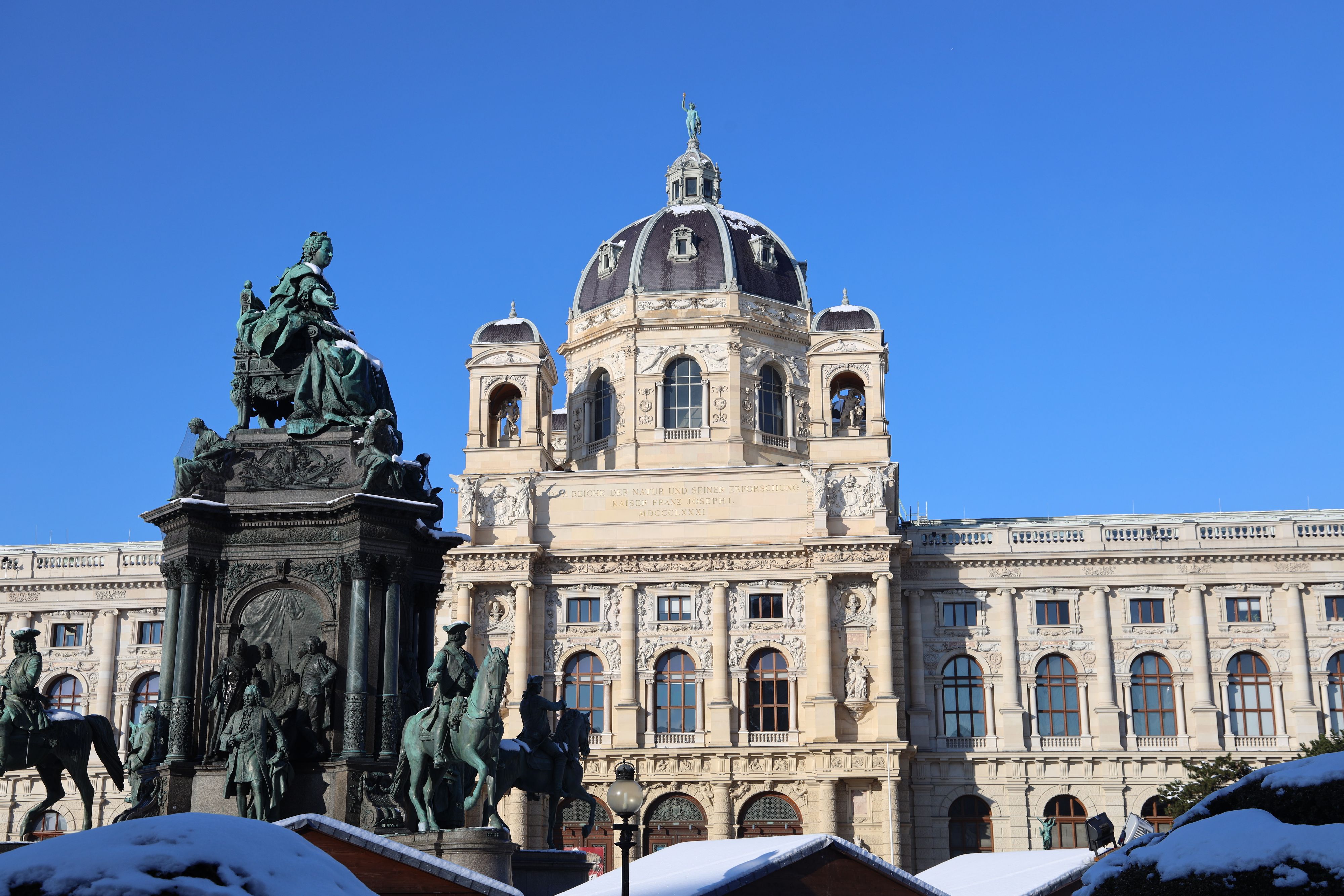 Download von www.picturedesk.com am 08.02.2022 (13:15).  Winter in Wien - Stadt Wien im Schnee Wien, 10. 12. 2021 Naturhistorisches Museum - Maria Theresia Denkmal Copyright Karl Schöndorfer TOPPRESS - 20211210_PD6314 - Rechteinfo: Rights Managed (RM)