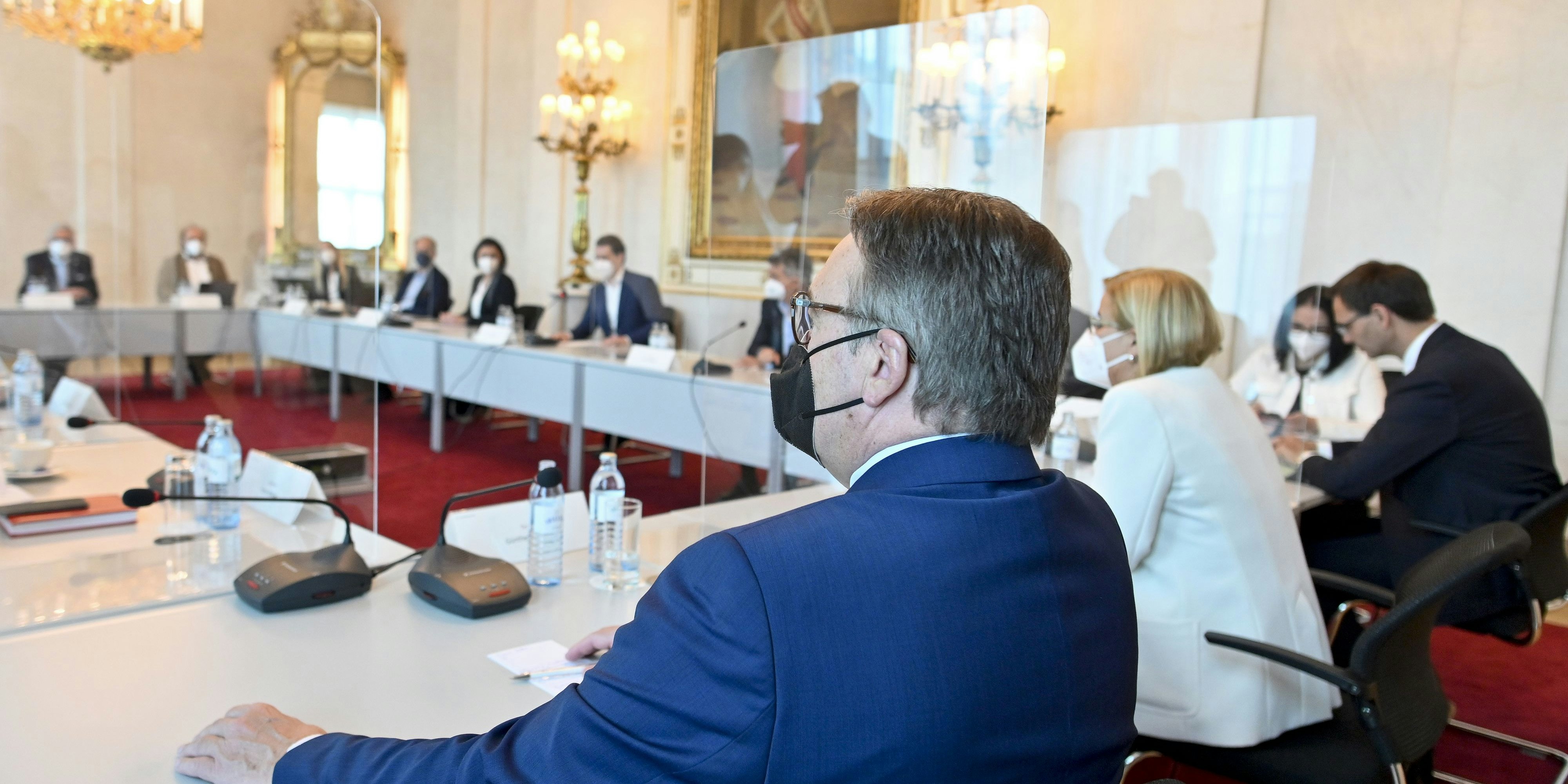 Tirols LH Günther Platter, rechts im Hintergrund Vorarlbergs LH Markus Wallner, beide wollen möglichst bald wieder ins Kanzleramt.