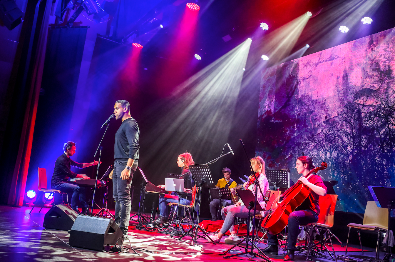 Bei der Eröffnung der neuen Seestädter Eventlocation präsentierte Eurovision-Star Cesár Sampson einen Ausschnitt aus dem Musical "Dracula".