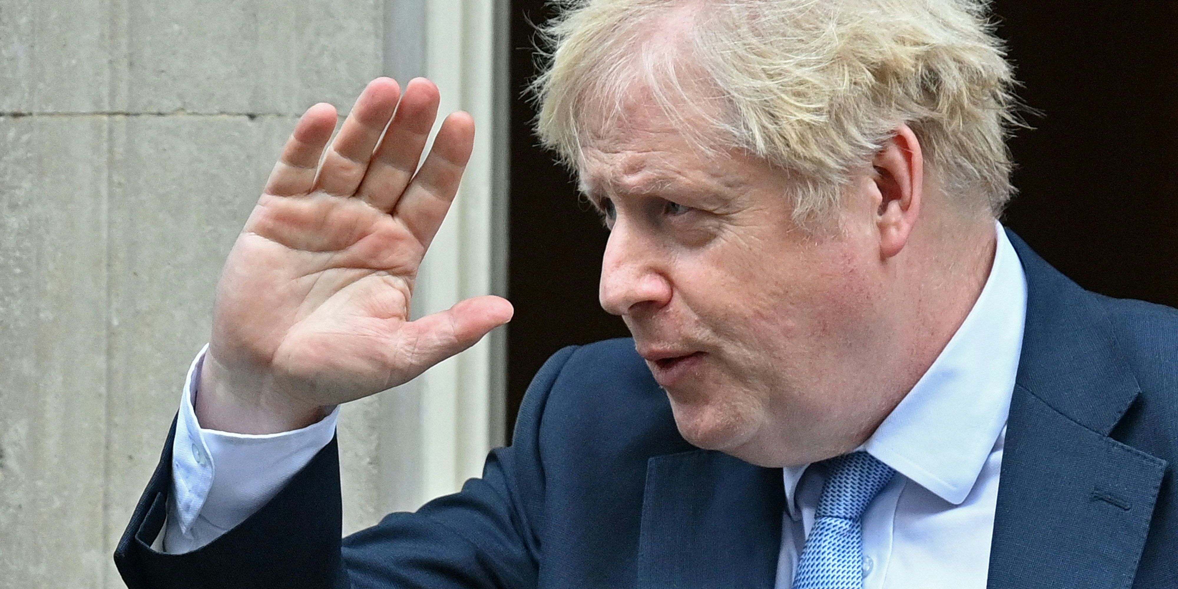 Politisch steht Johnson das Wasser bis zum Hals. Jetzt lässt er frühzeitig sogar die Quarantänepflicht fallen.