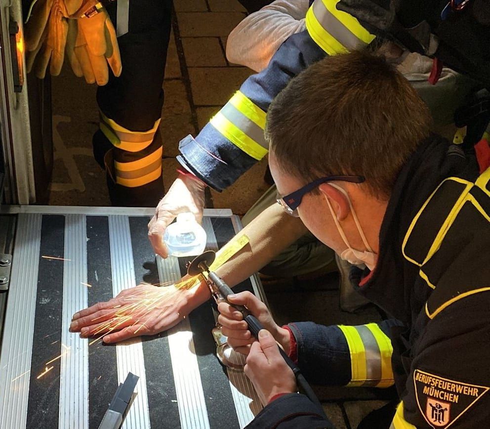 Dem Mann waren wortwörtlich die Hände gebunden. Er musste sich bei Polizei und Feuerwehr Hilfe holen.