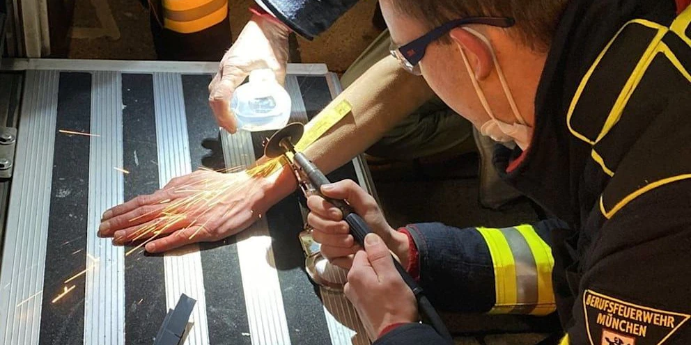 Dem Mann waren wortwörtlich die Hände gebunden. Er musste sich bei Polizei und Feuerwehr Hilfe holen.