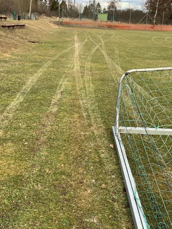 Tiefe Spuren am Fußballplatz.