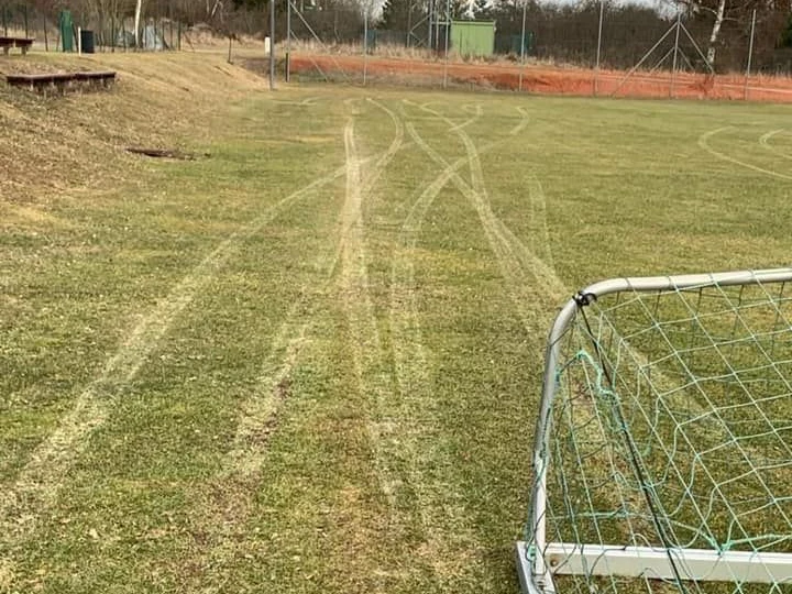 Tiefe Spuren am Fußballplatz.