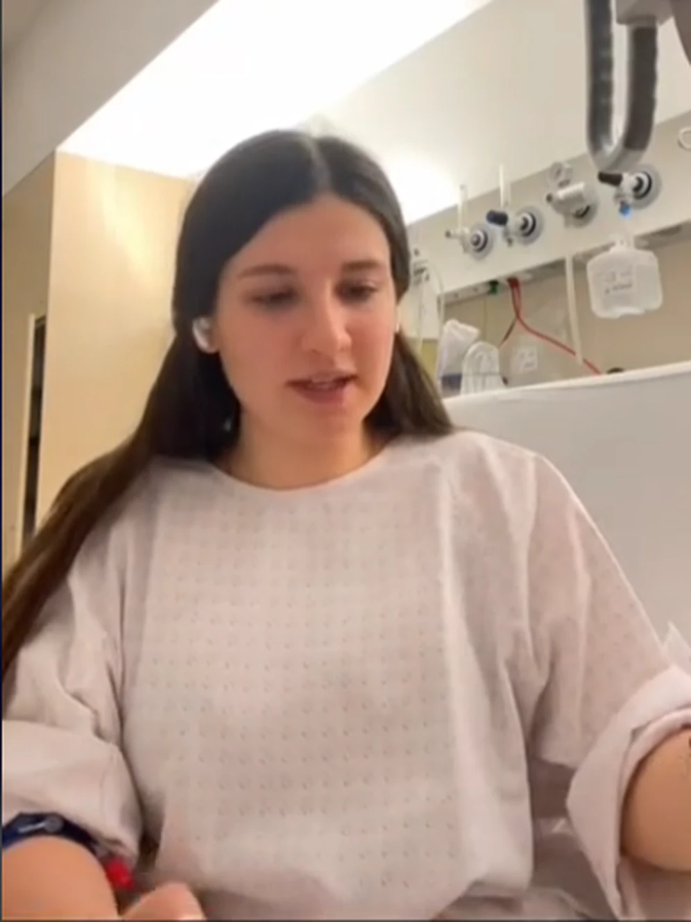Auf dem Spitalbett sitzend, schildert die 17-Jährige, was sich am 5. Februar zugetragen hat.