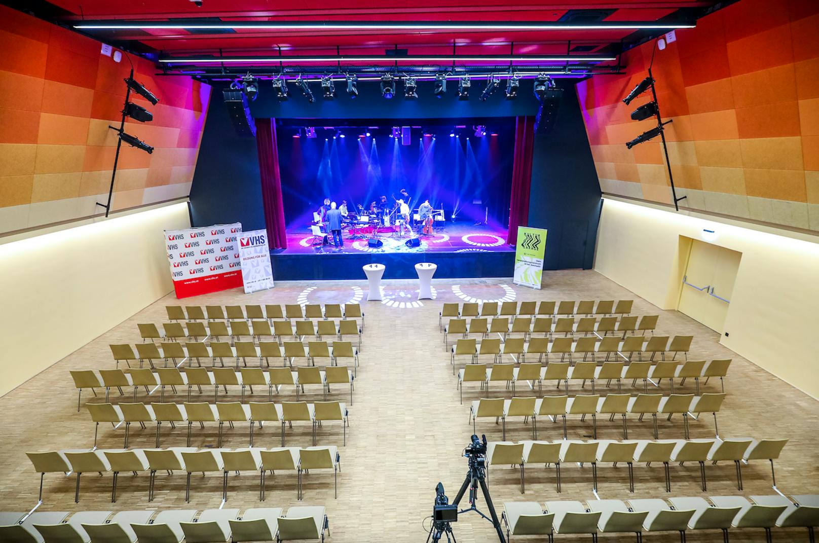 In der neuen Eventlocation der Seestadt stehen Musical, Kabarett und Sprechtheater auf dem Programm.