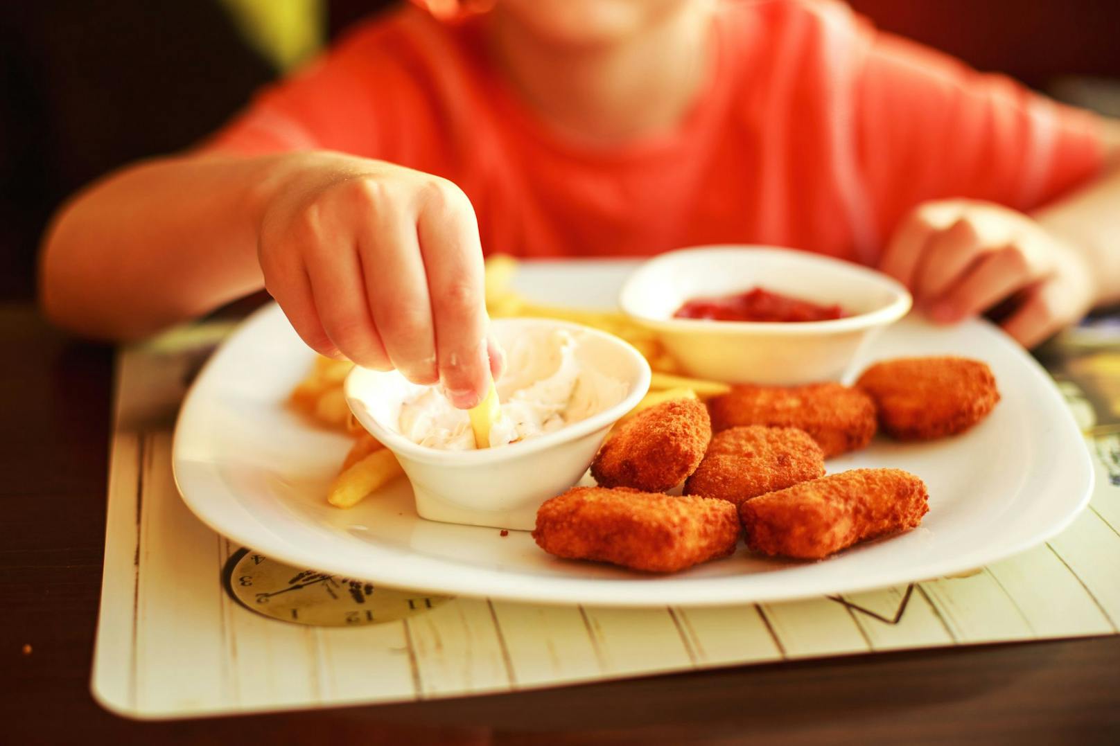 Chicken Nuggets waren mit das einzige, was die beiden Kinder wochenlang zu essen bekamen. (Symbolbild)