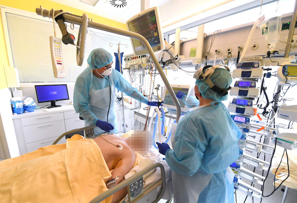  Im Bild: Ein Patient auf der Intensivstation des Universitätsklinikums Tulln (Archivaufnahme).