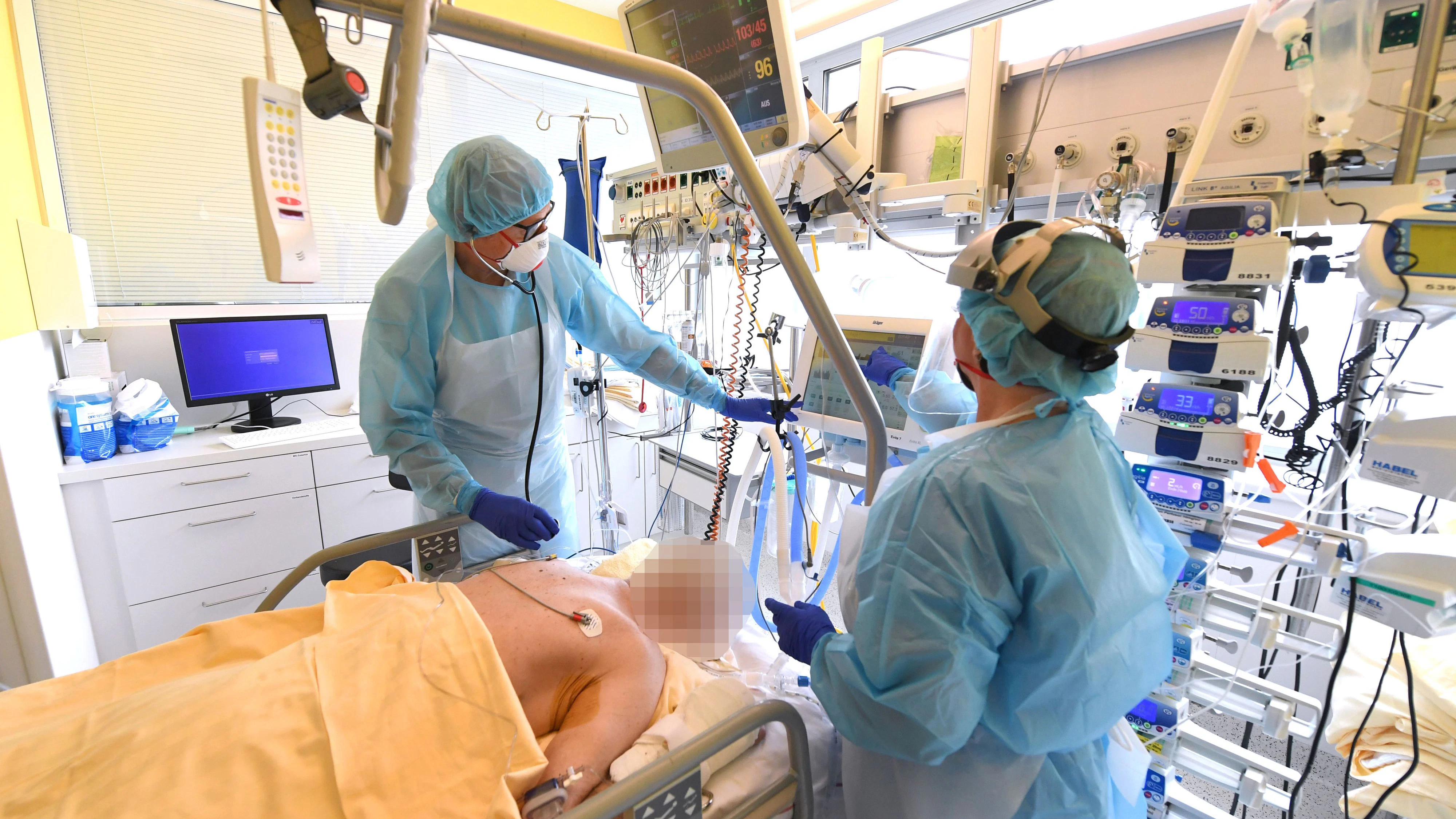 Im Bild: Ein Patient auf der Intensivstation des Universitätsklinikums Tulln