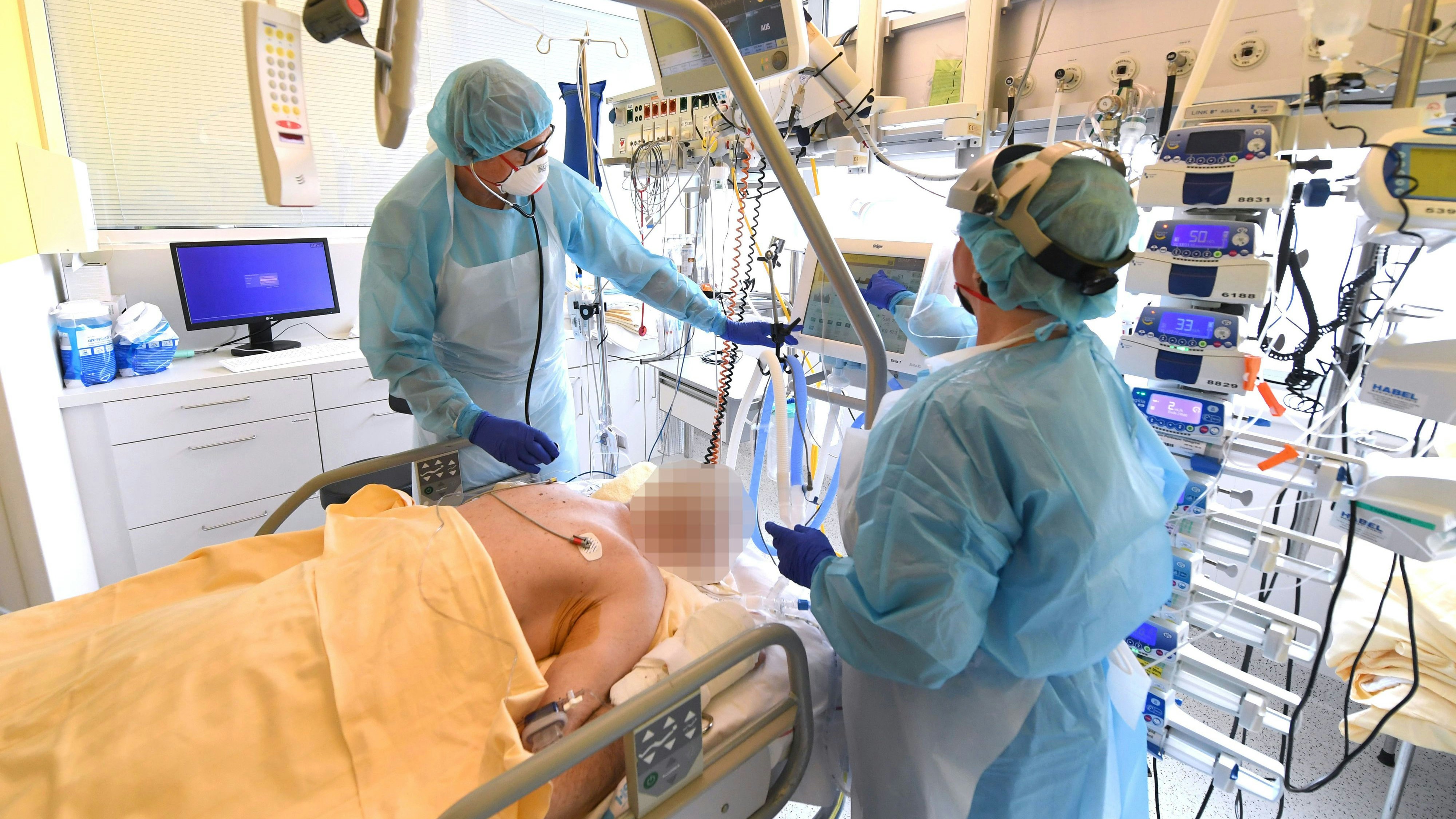  Im Bild: Ein Patient auf der Intensivstation des Universitätsklinikums Tulln