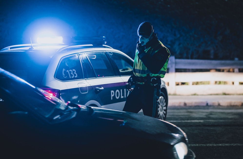 Sämtliche verfügbare Einsatzkräfte sind derzeit vor Ort, um nach den angeblich bewaffneten Personen Ausschau zu halten.
