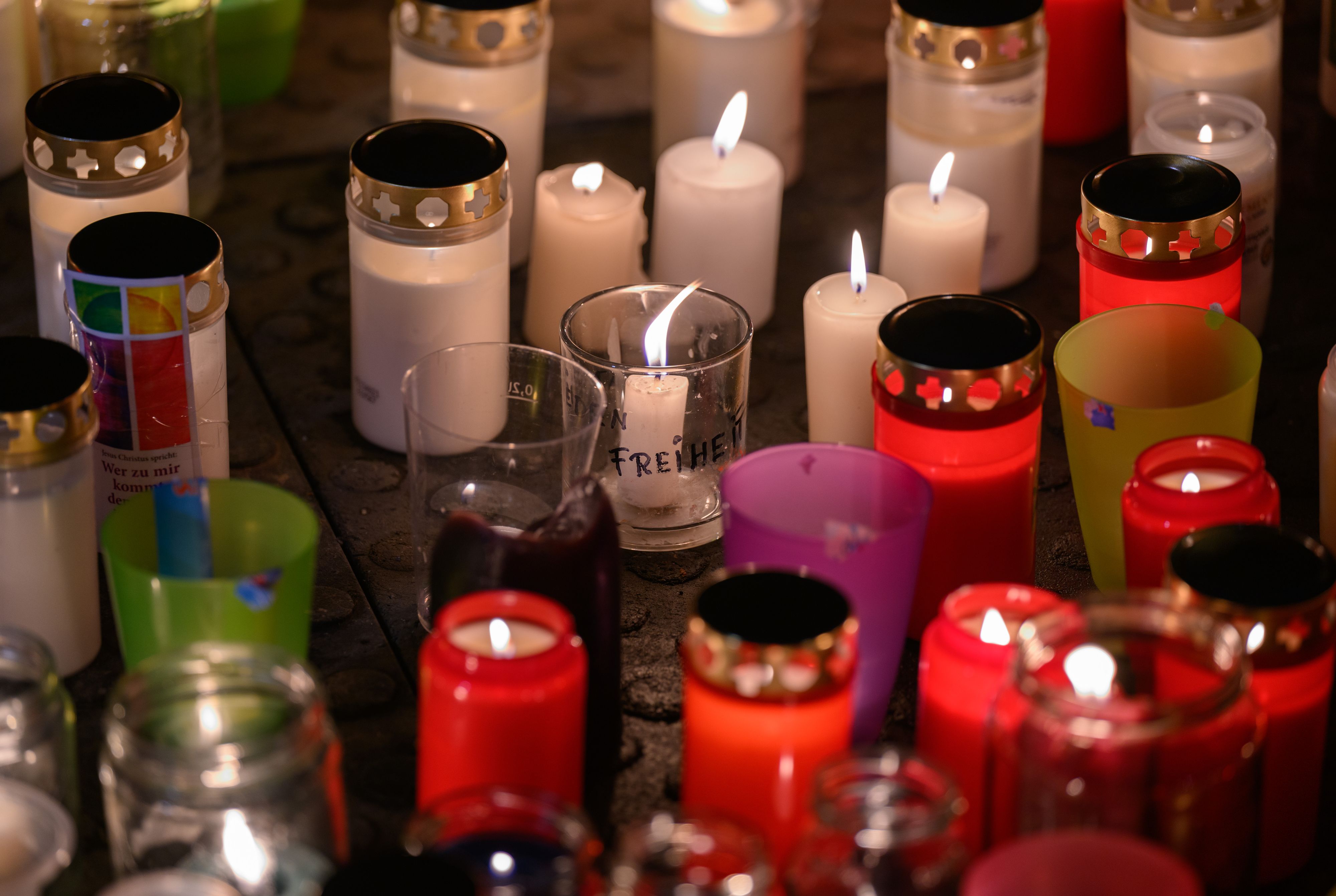 Download von www.picturedesk.com am 09.02.2022 (09:45).  08 January 2022, Saxony, Dresden: Candles stand in front of the Frauenkirche in the evening to commemorate the approximately 1500 victims of the Corona pandemic in the Saxon capital. One candle bears the inscription "Freedom". The action of the private initiative "Show attitude" for a solidary togetherness had already found broad support in the run-up. Photo: Robert Michael/dpa-Zentralbild/dpa - 20220108_PD7127 - Rechteinfo: Rights Managed (RM)