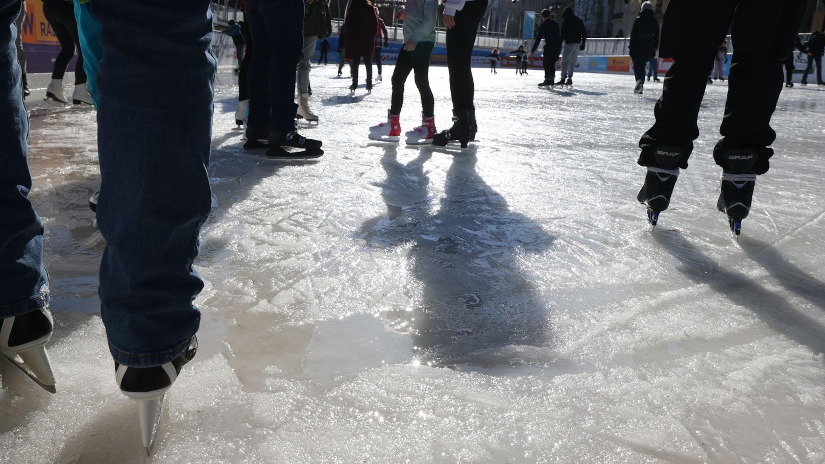 Der warme Frühlingsgruß ließ das Eis am Wiener Rathausplatz zum Teil schmelzen.&nbsp;