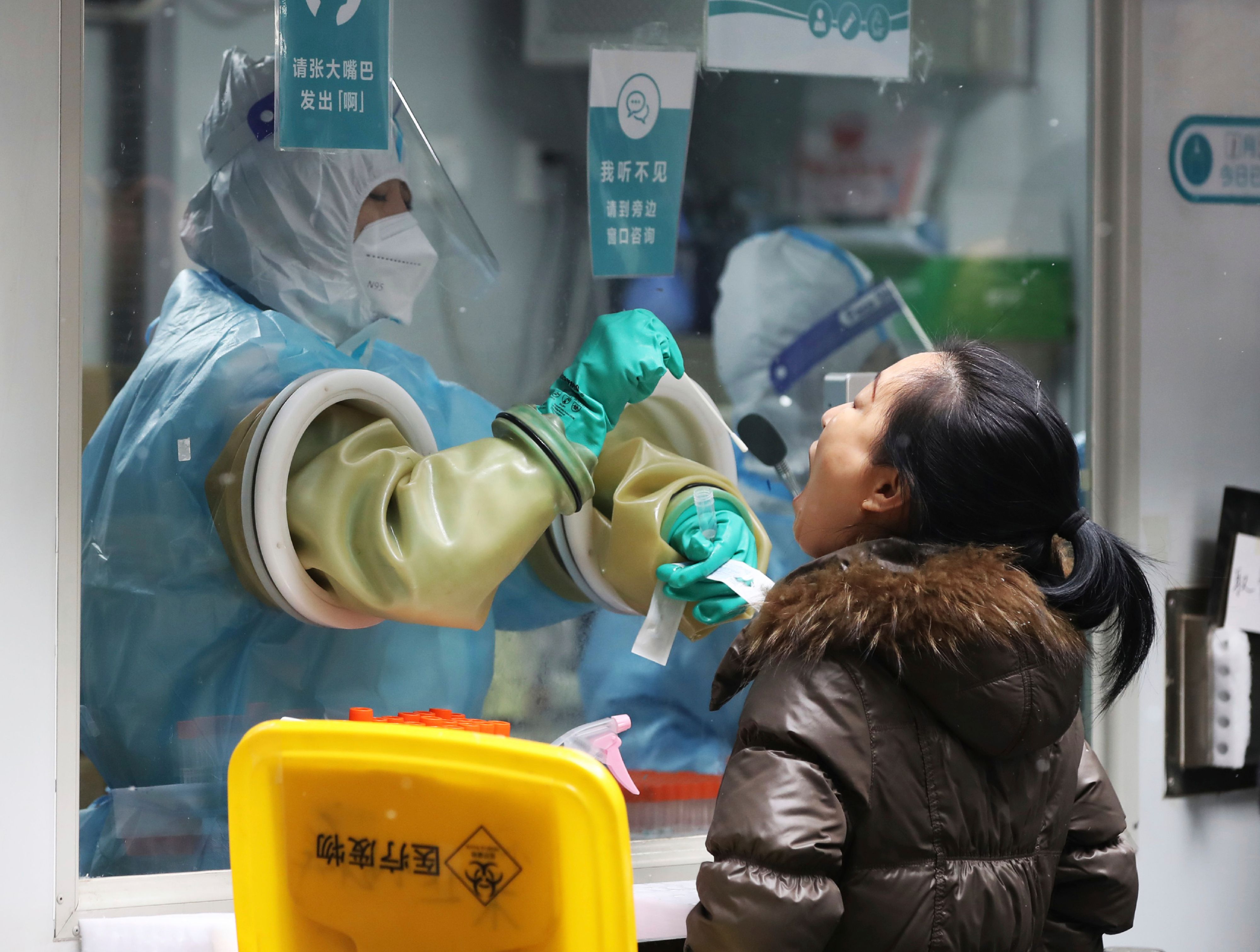 Der herkömmliche PCR-Test braucht länger für die Analyse und erfordert ein Labor.