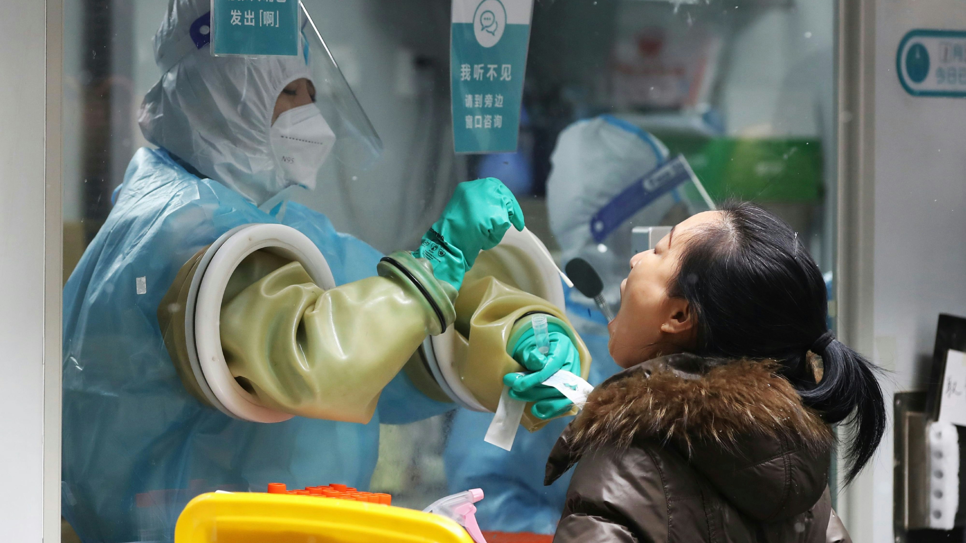 Download von www.picturedesk.com am 09.02.2022 (11:09).  Local people take PCR test for COVID-19 while snow falling in Beijing, China on January 20, 2022, amid continuing worries over omicron variant of the new coronavirus. ( The Yomiuri Shimbun via AP Images ) - 20220121_PD2021 - Rechteinfo: Rights Managed (RM)