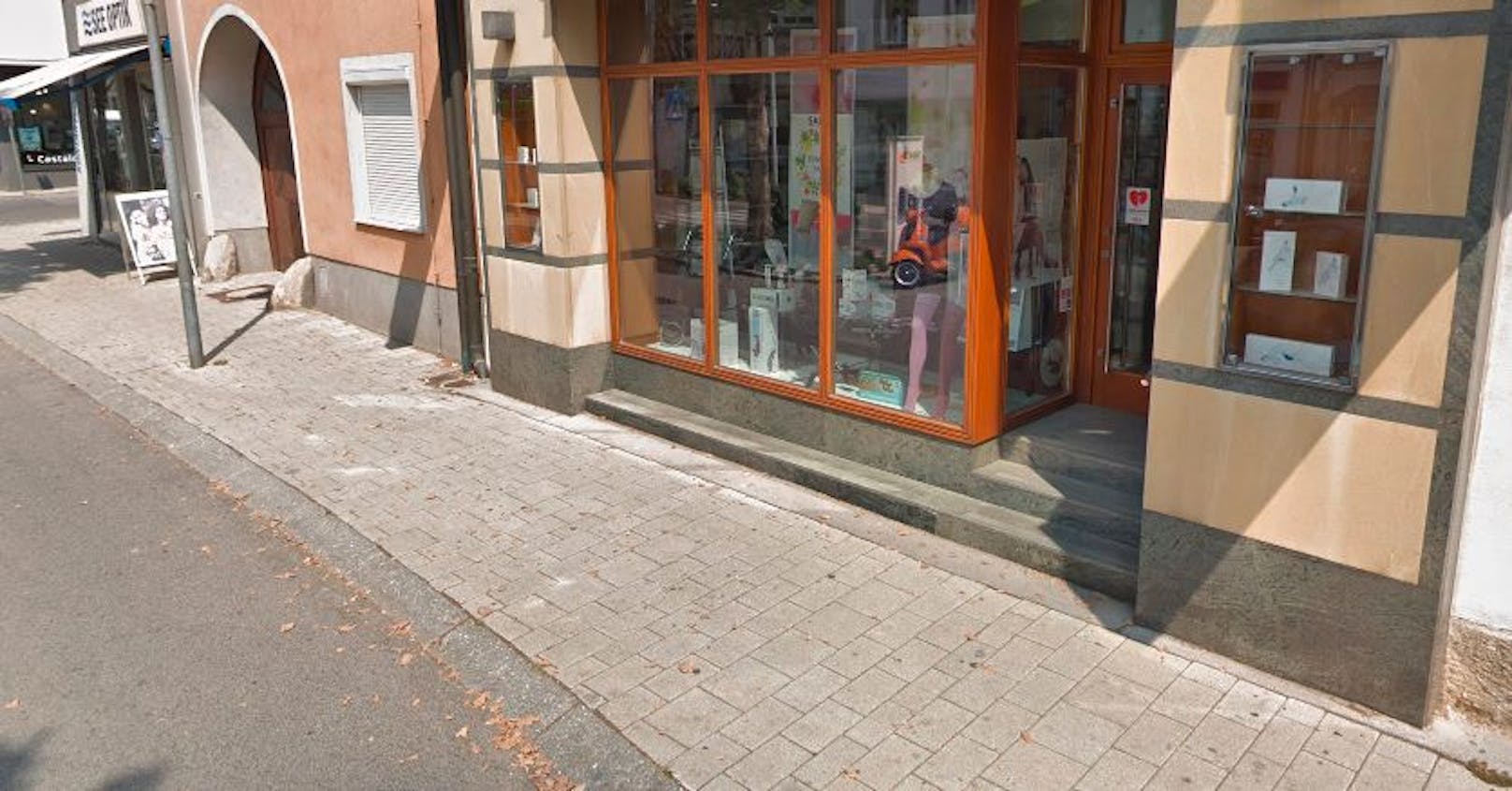 Ein Geschäftseingang im Zentrum von Neusiedl am See. (Symbolbild)