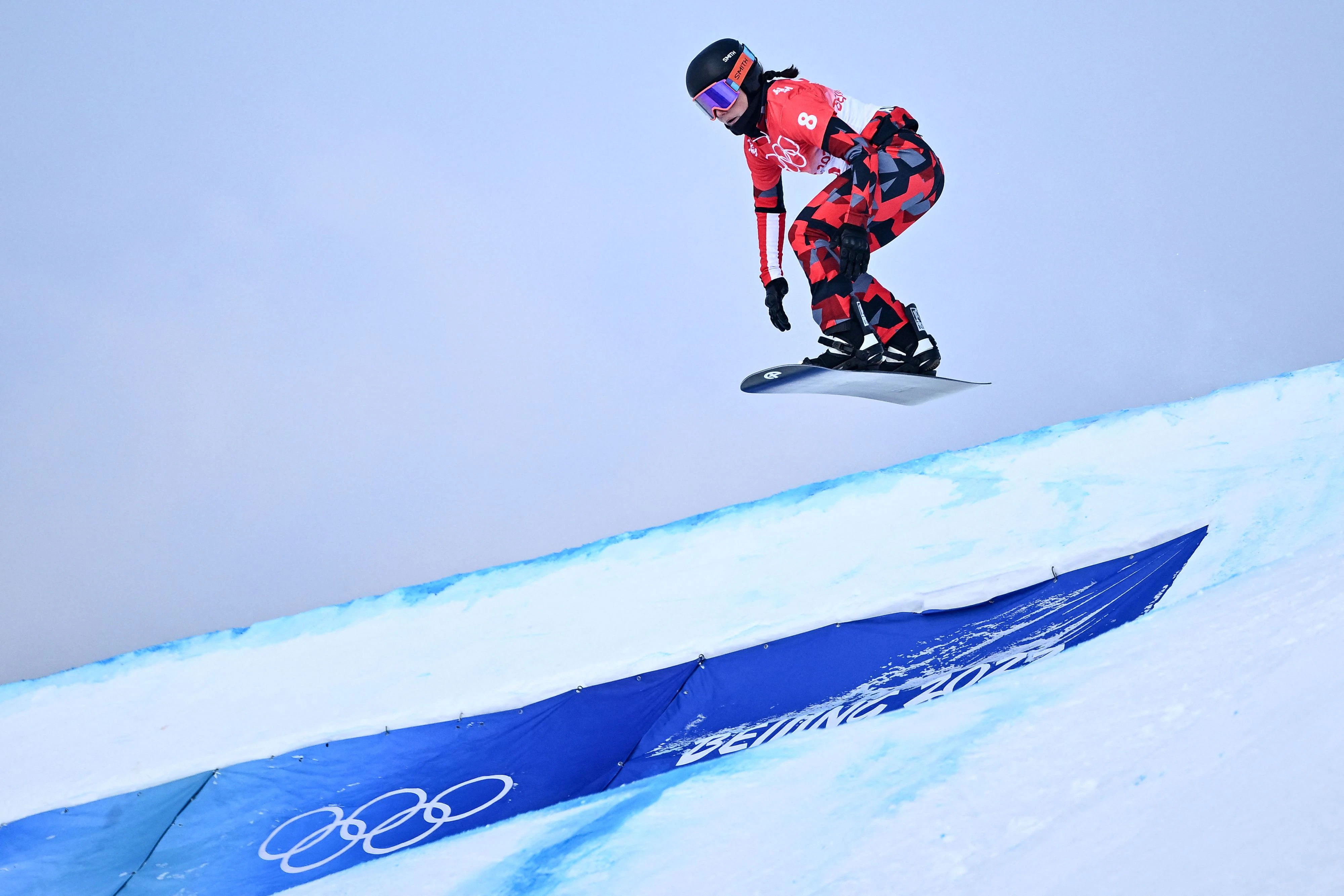 Pia Zerkhold greift im Snowboard Cross an. 