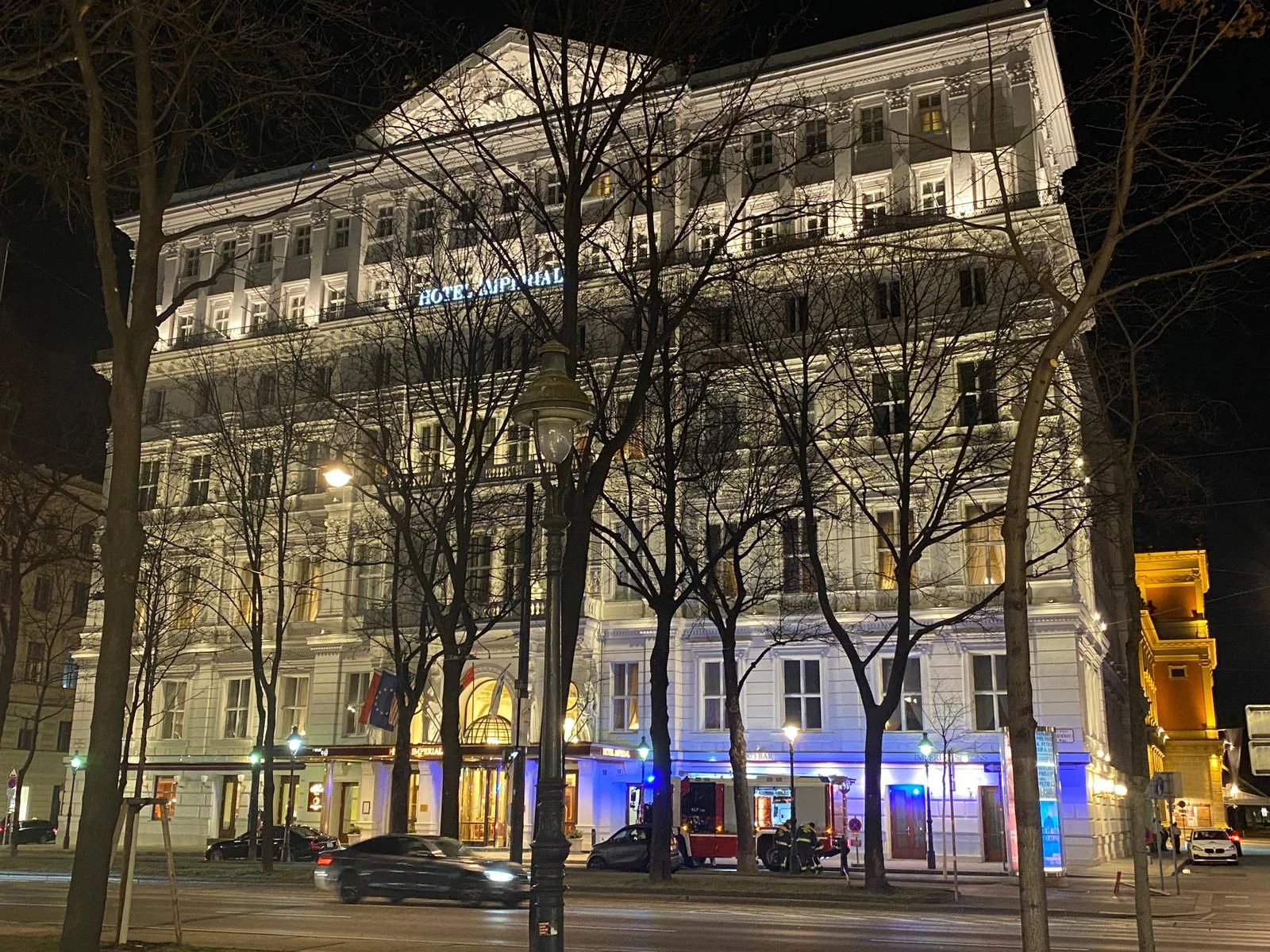 Blaulicht vor dem Fünf Sterne-Hotel