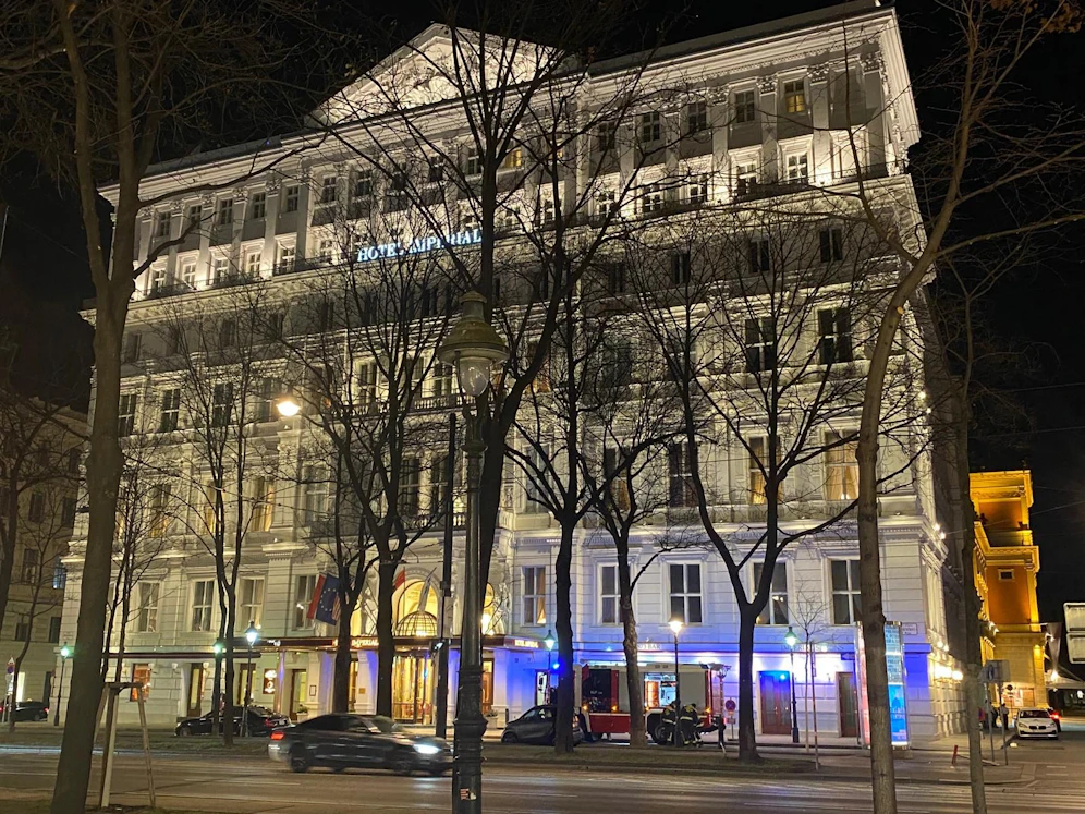 Blaulicht vor dem Fünf Sterne-Hotel