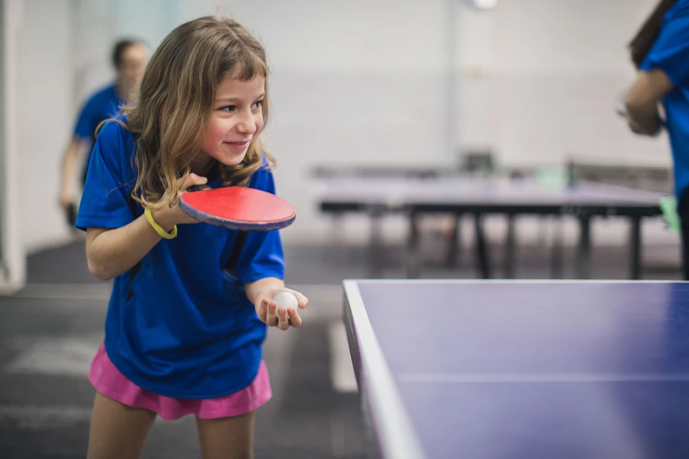 Symbolfoto eines Mädchens beim Tischtennis spielen.