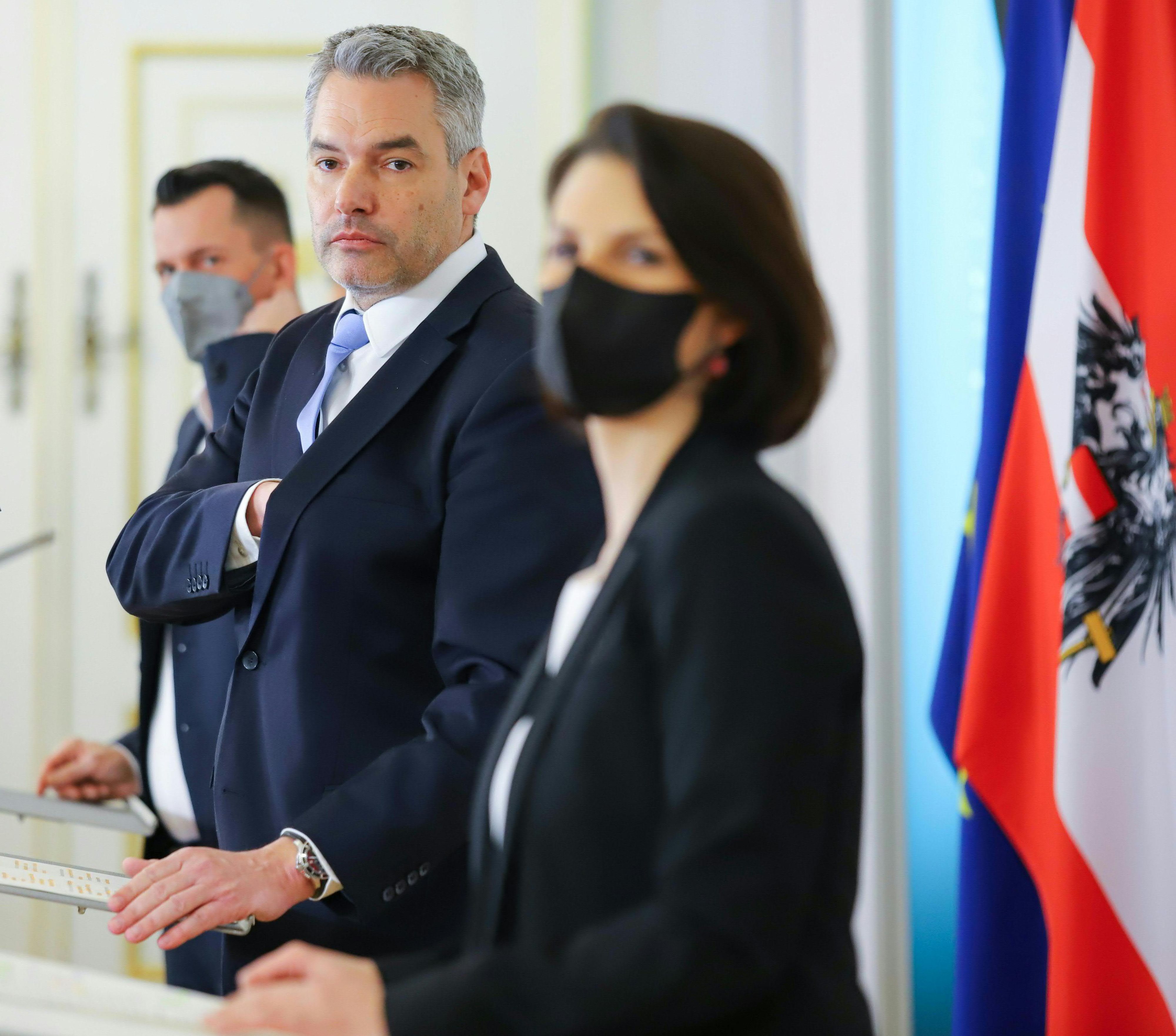 Gesundheitsminister Wolfgang Mückstein, Bundeskanzler Karl Nehammer und Verfassungsministerin Karoline Edtstadler bei der Präsentation der Impfpflicht. Nun wackelt sie gewaltig.