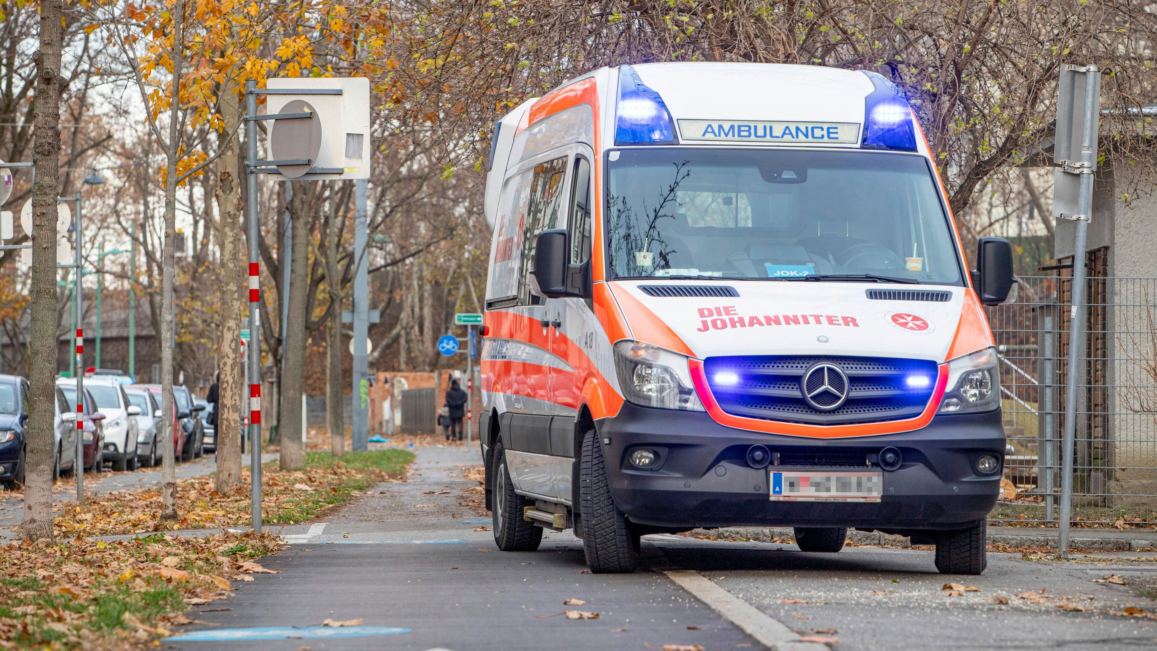 Die Rettung brachte das Opfer ins Spital.